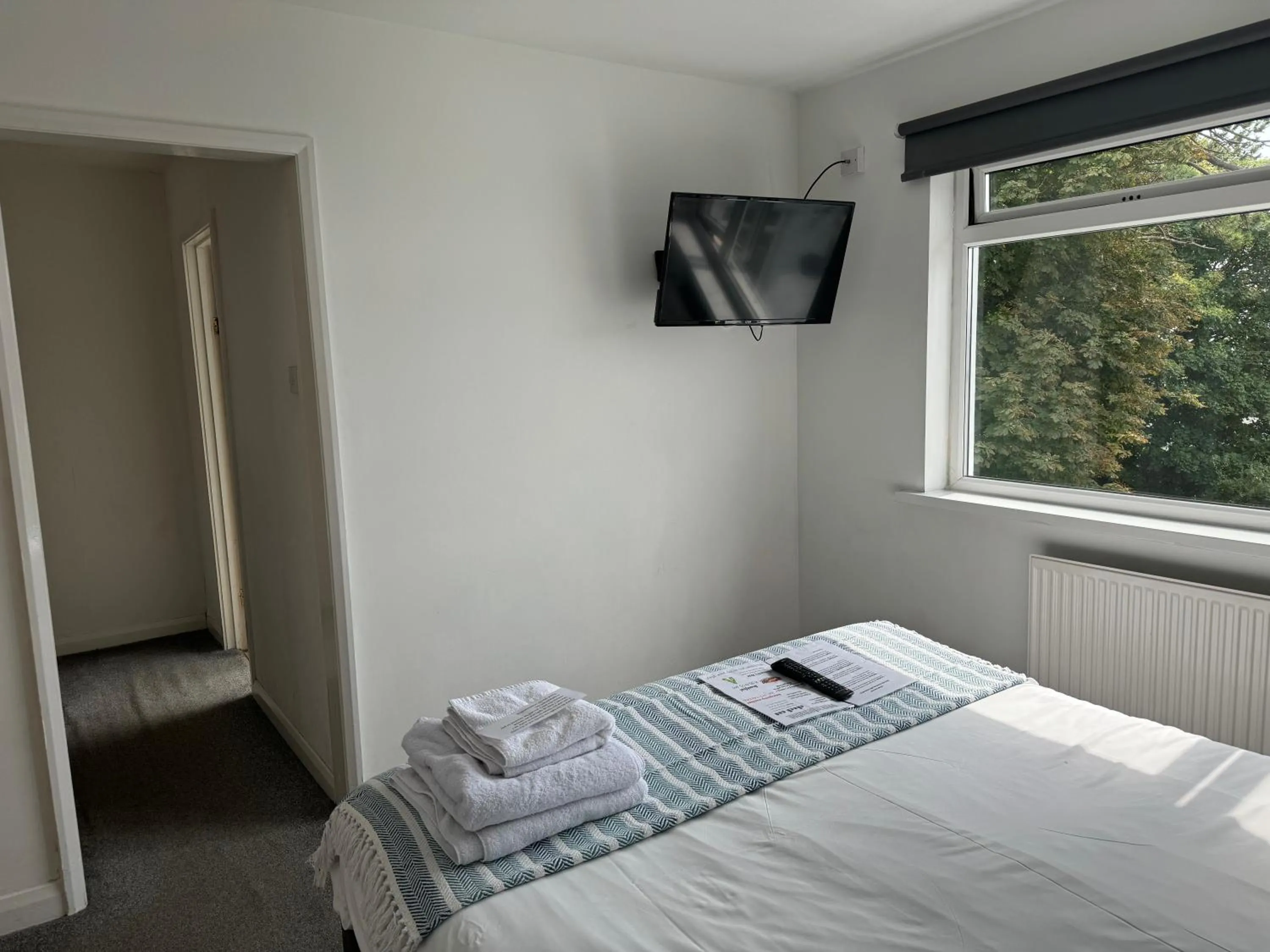 Bedroom, Bed in Cottage Court Hotel