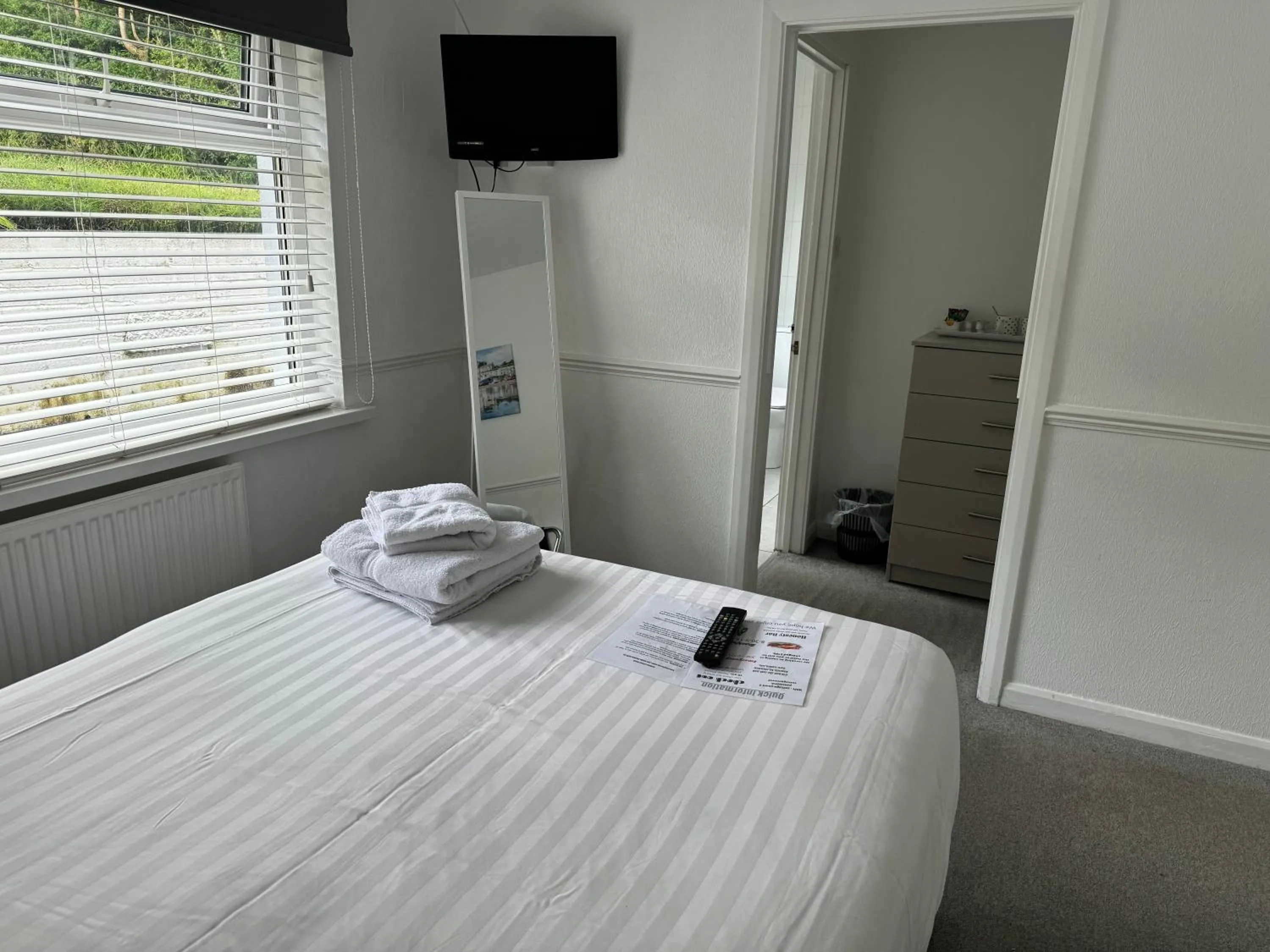 Bed in Cottage Court Hotel
