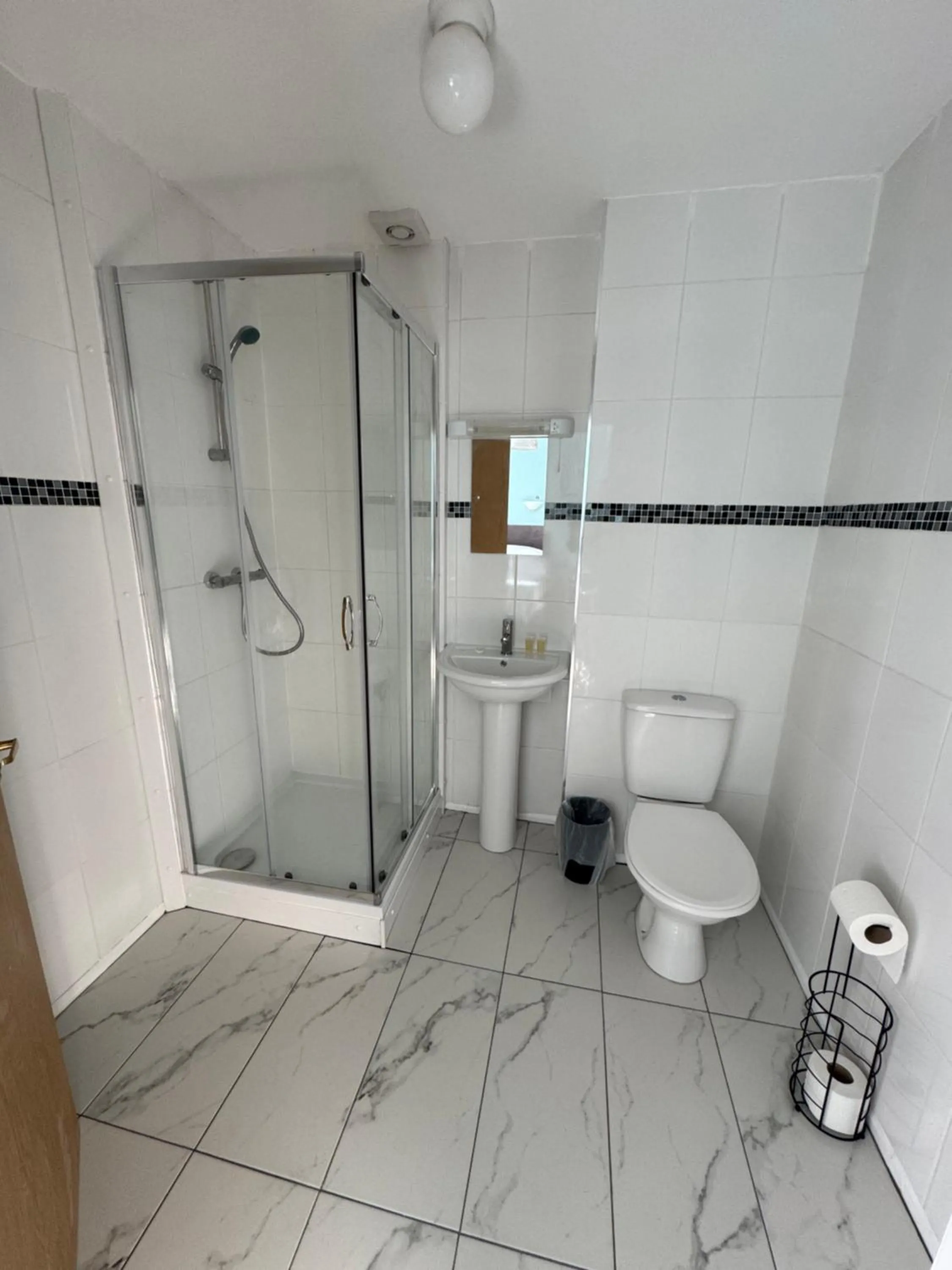 Bathroom in Cottage Court Hotel