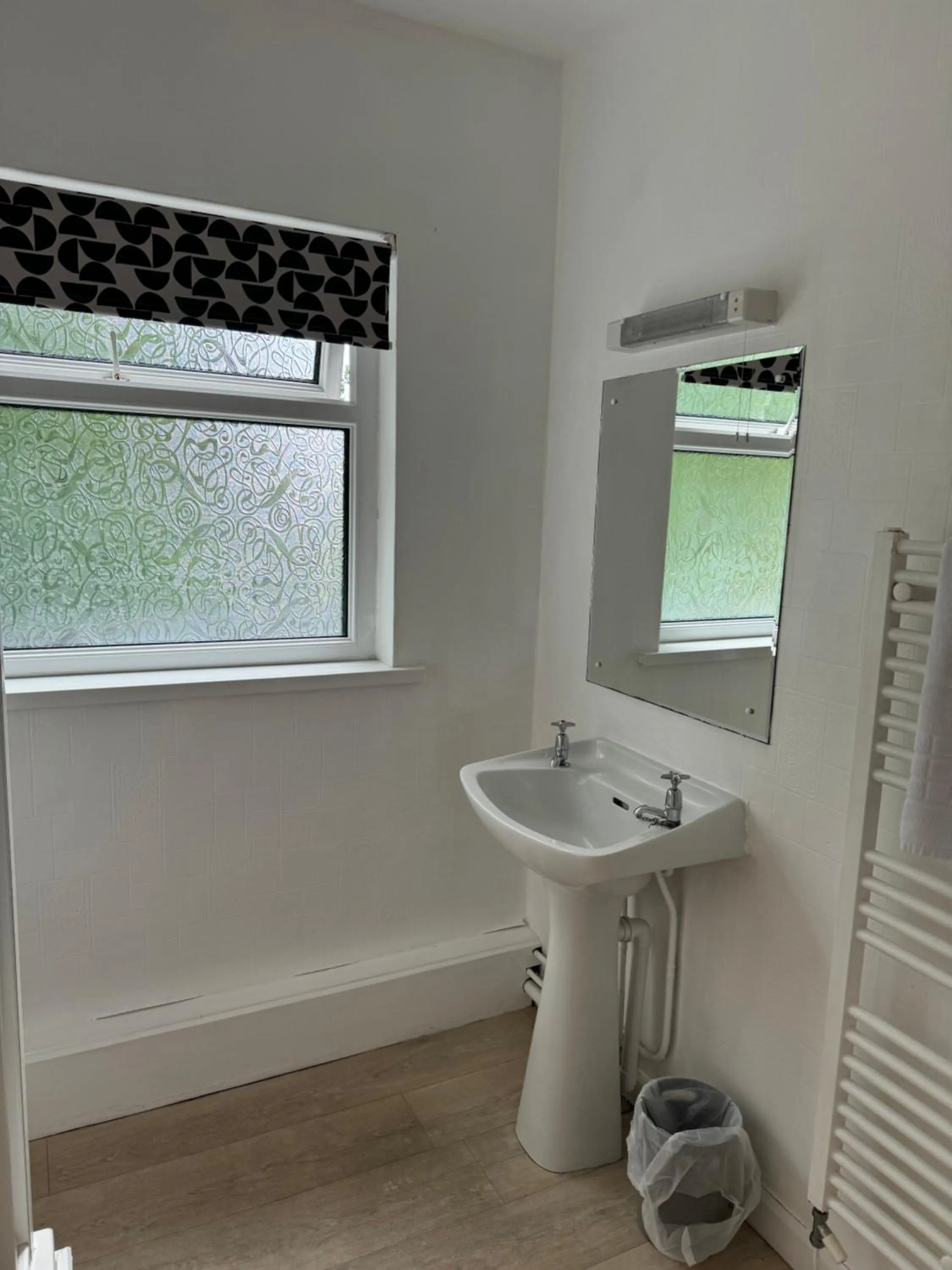 Bathroom in Cottage Court Hotel