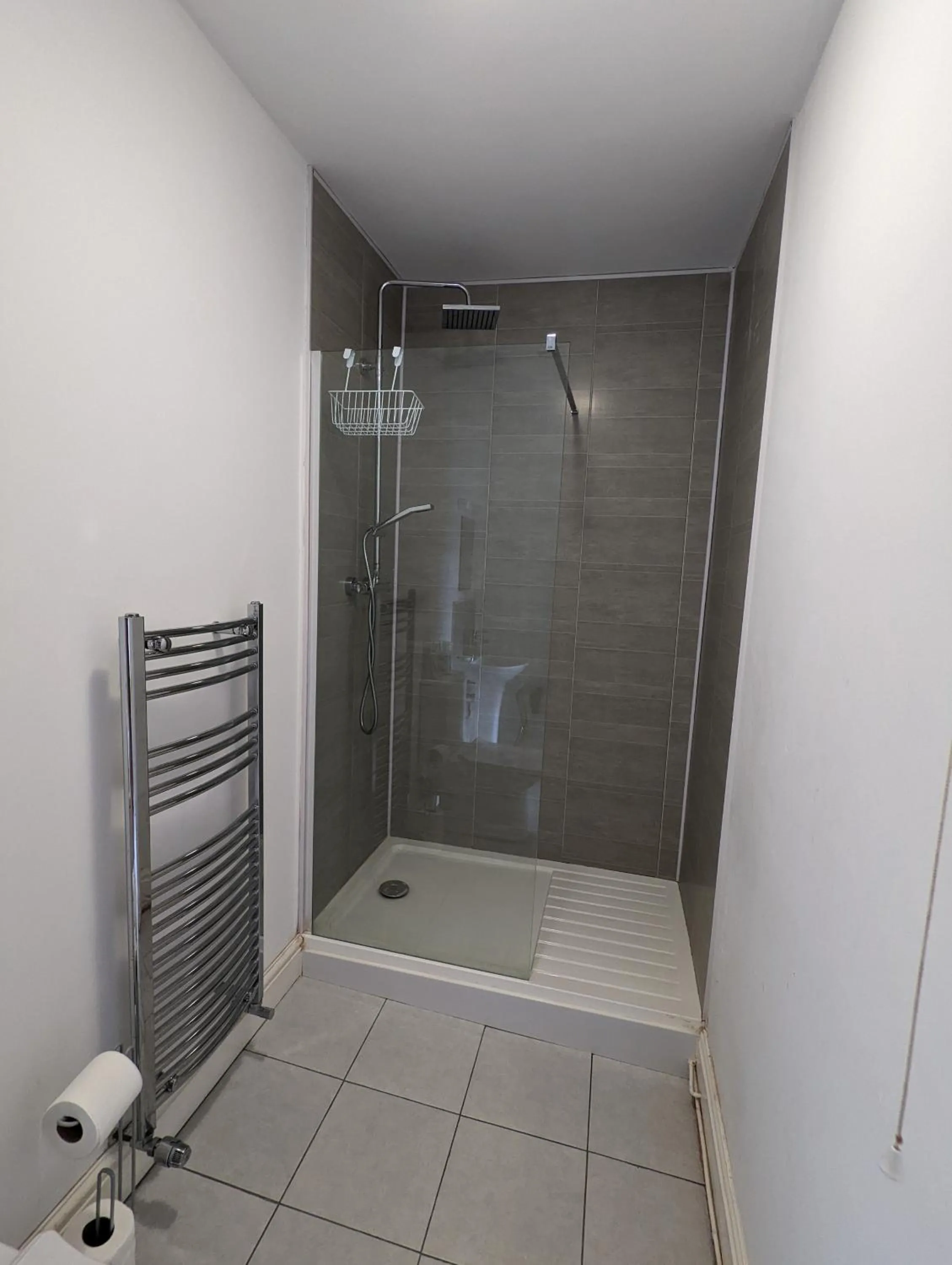 Bathroom in Cottage Court Hotel