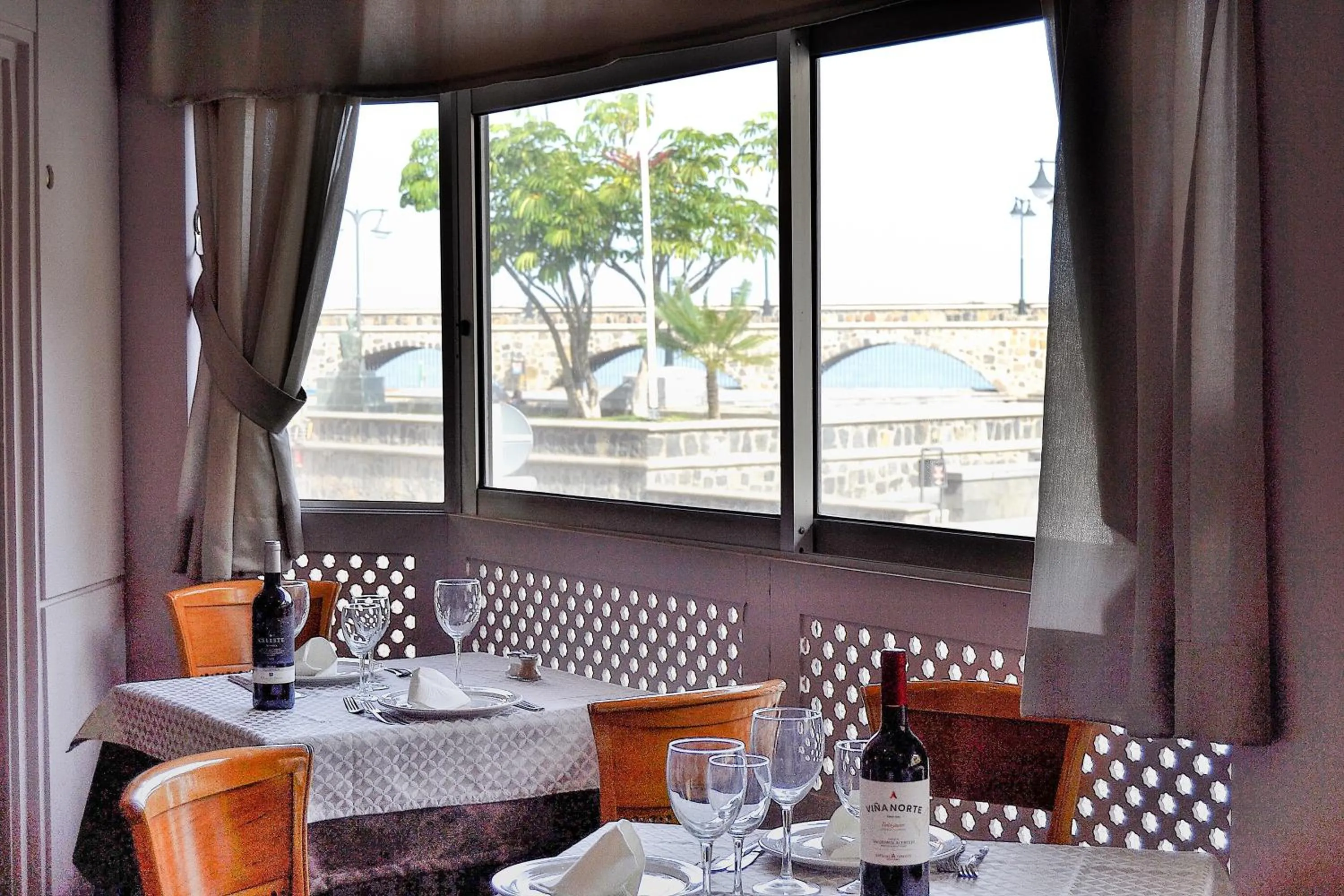 Restaurant/places to eat in Hotel Monopol