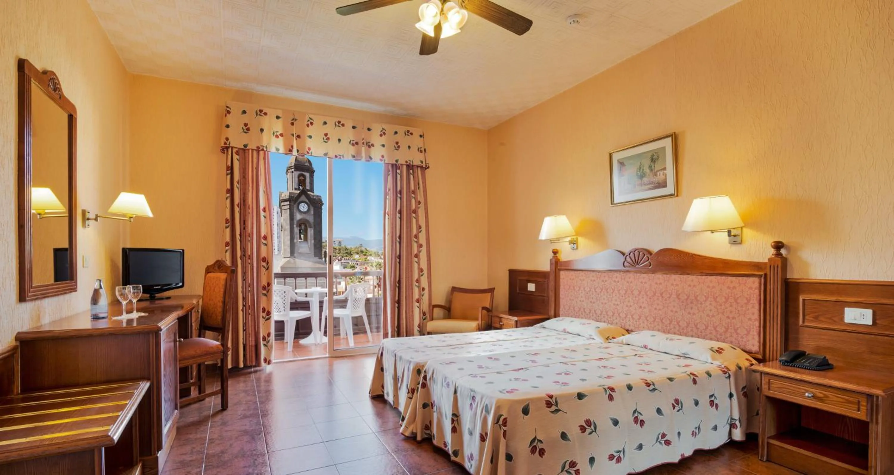 Photo of the whole room, Bed in Hotel Monopol