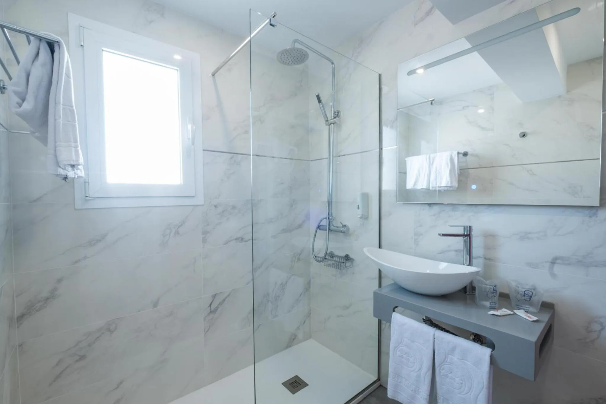 Shower in Hotel Monopol