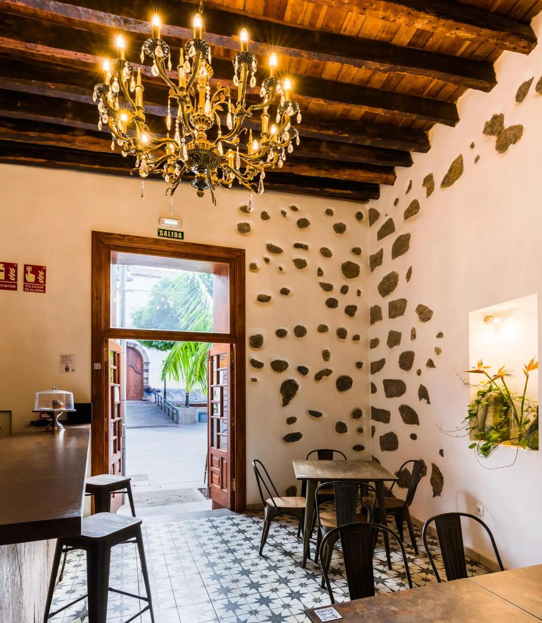 Restaurant/places to eat in Hotel Monopol