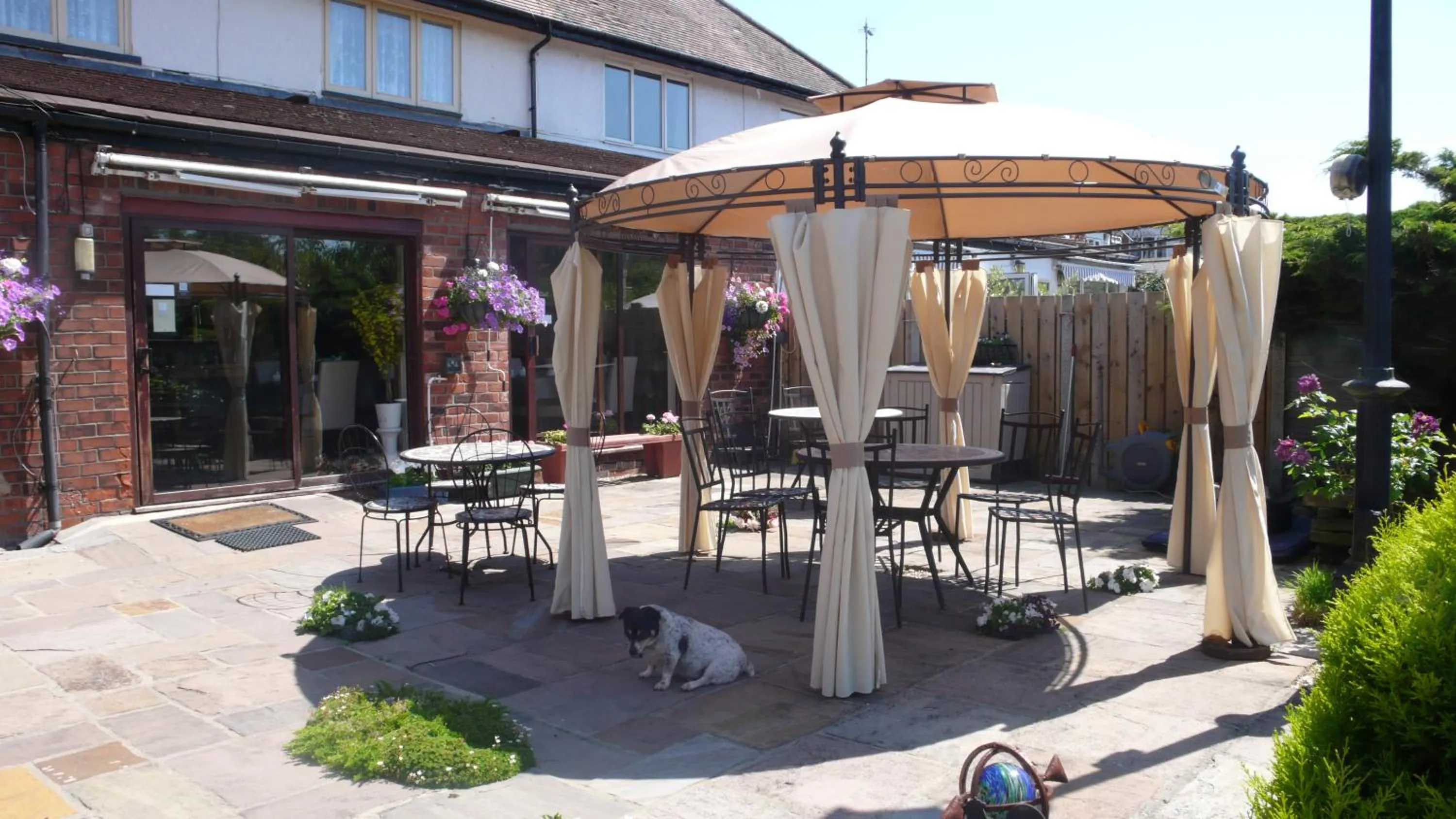 Patio in Acorn Guest House in Hull