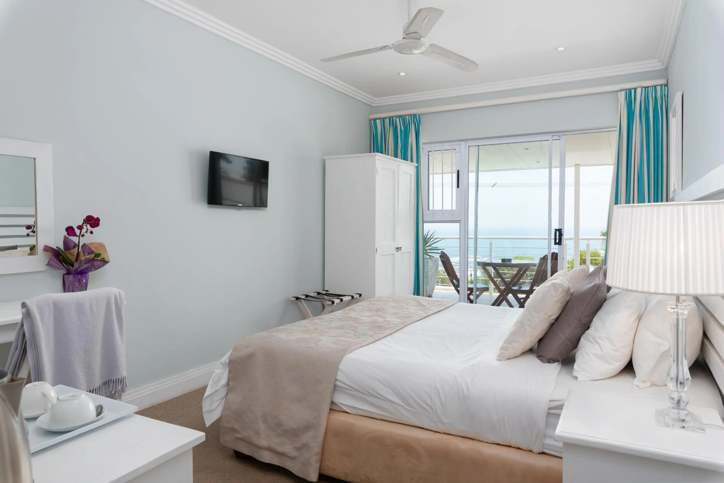 Bedroom, Bed in 61 on Camps Bay