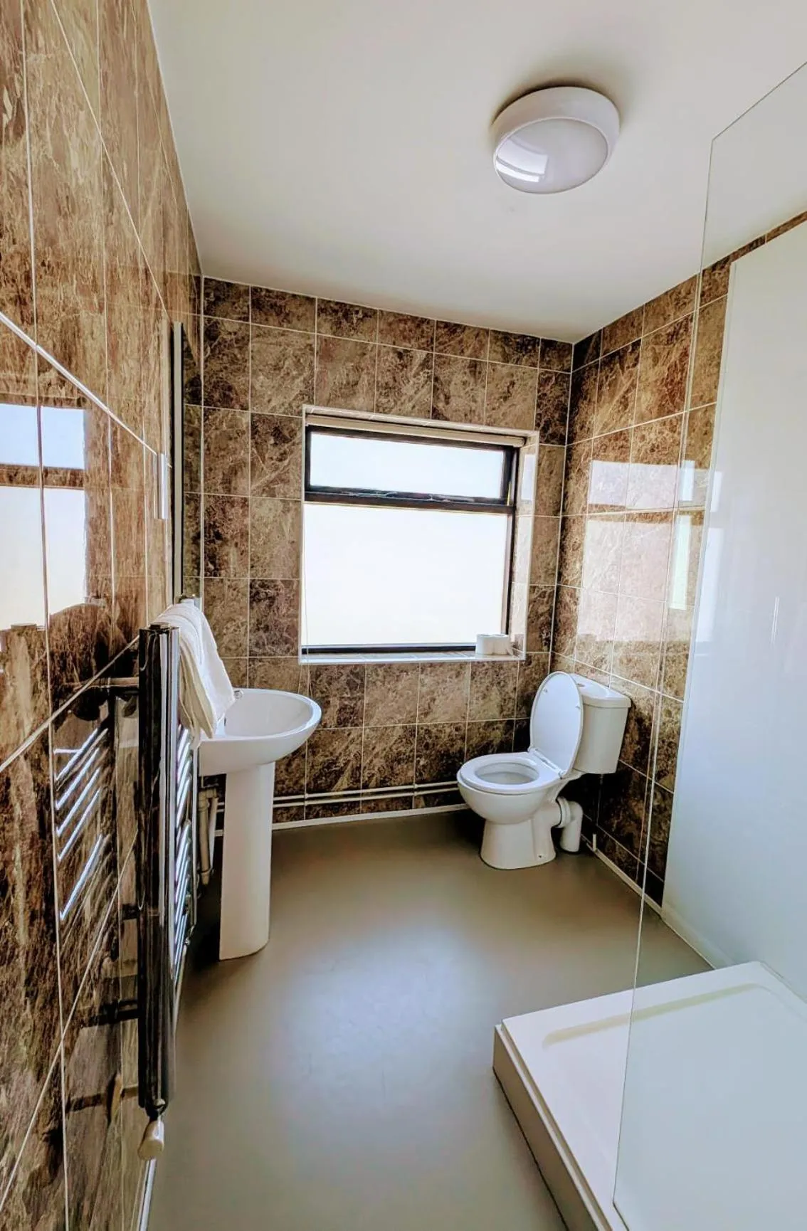 Toilet in OYO Aparthotel Hathern - Loughborough