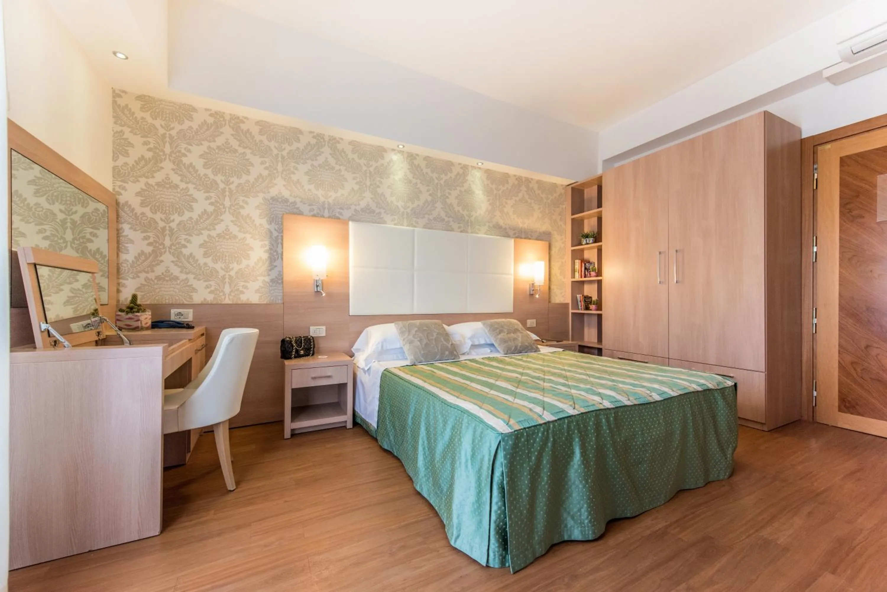 Photo of the whole room, Bed in Michelangelo Cesenatico