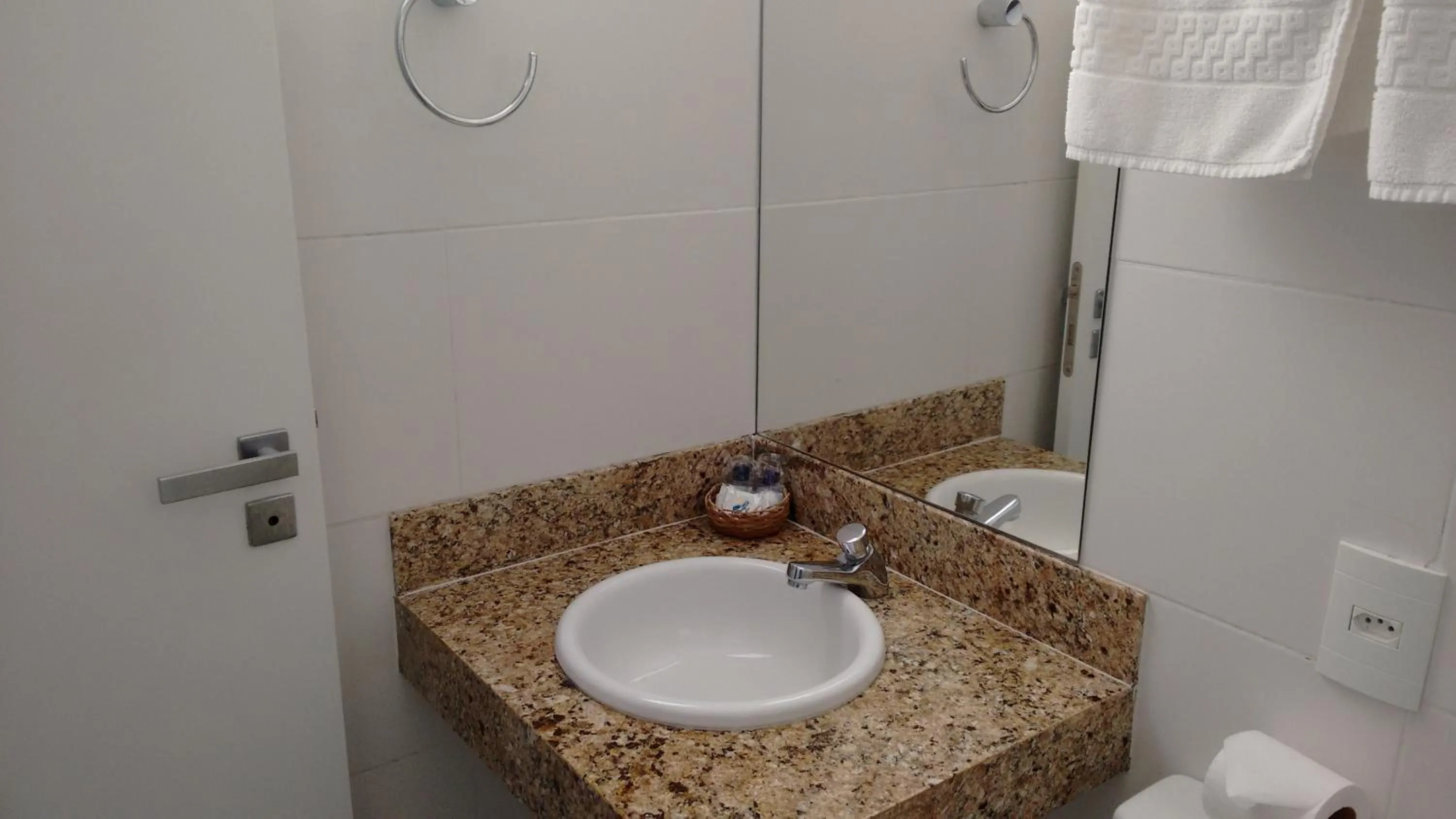 Bathroom in Atalaia Apart Hotel