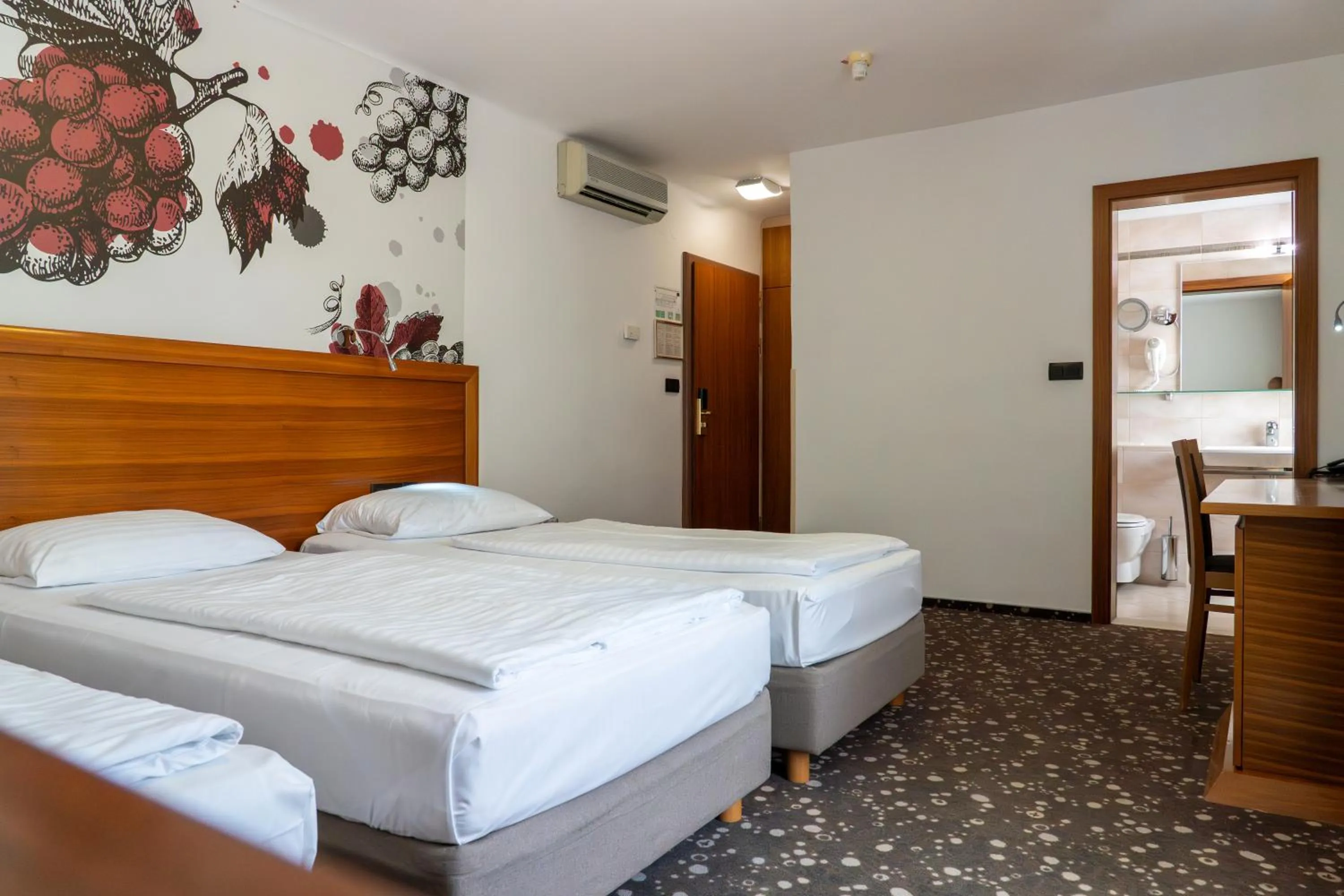 Bedroom, Bed in Hotel Piramida