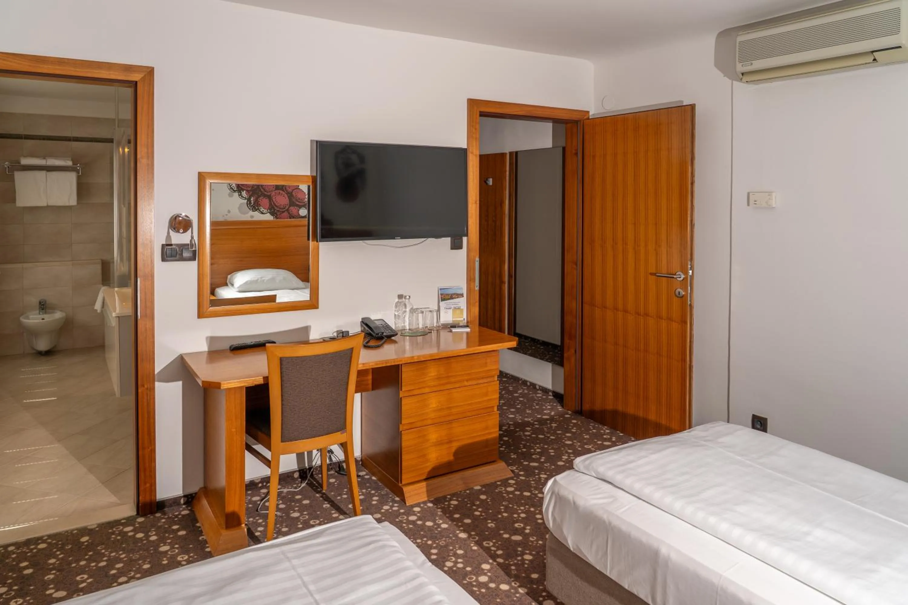 Photo of the whole room, Bed in Hotel Piramida