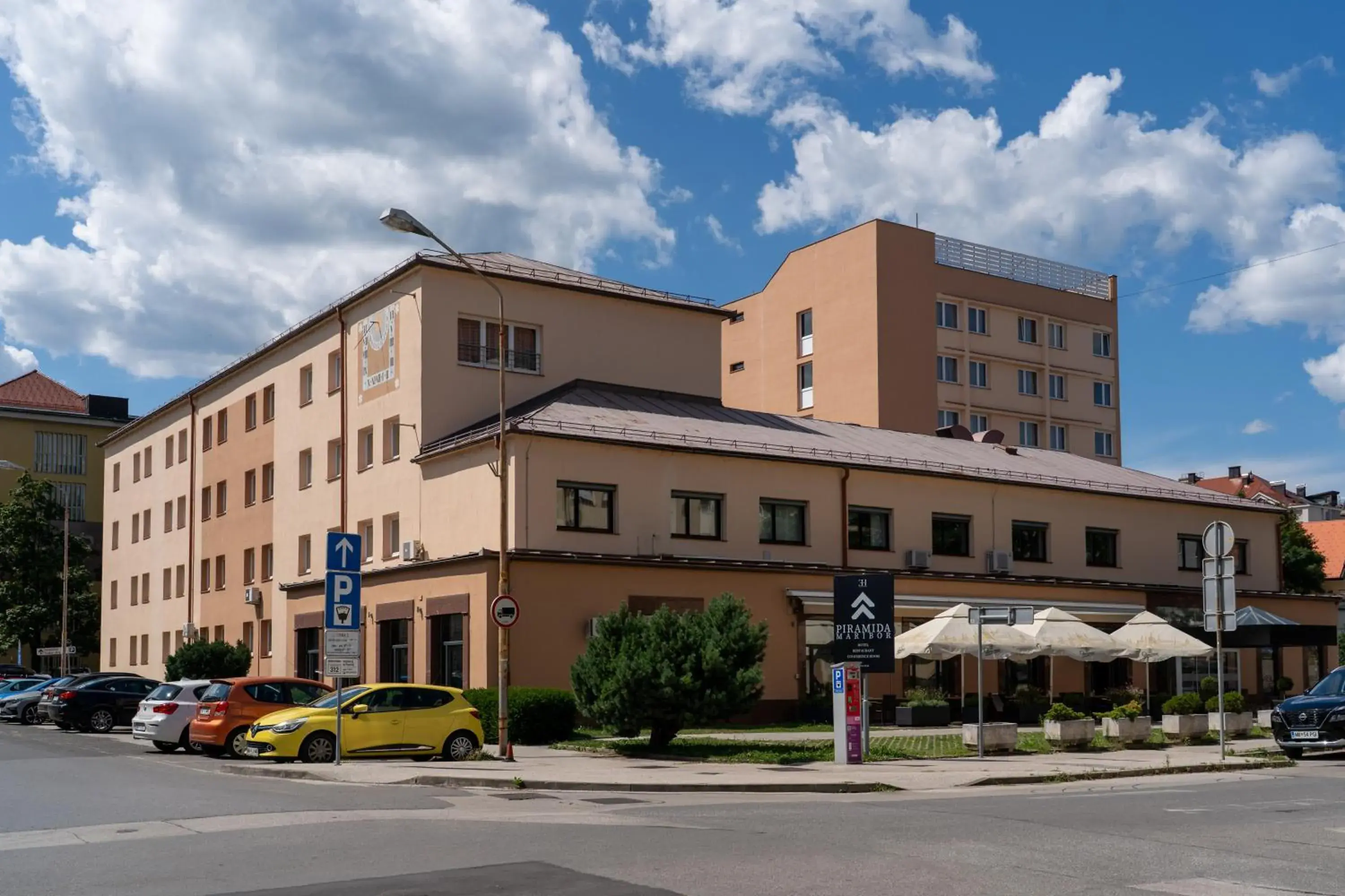 Property building in Hotel Piramida Property building in Hotel Piramida