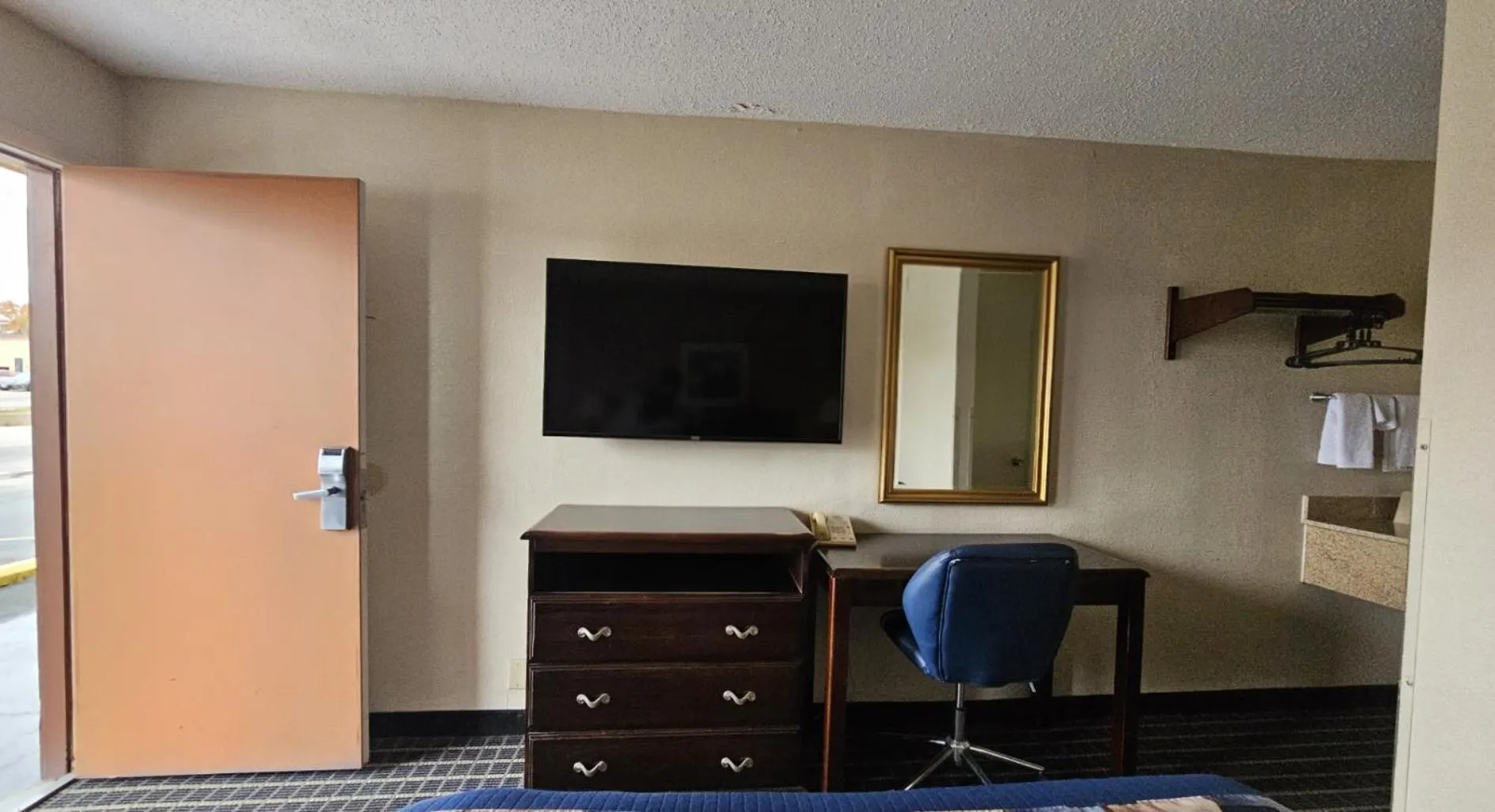 TV and multimedia in Americas Best Value Inn Mount Vernon