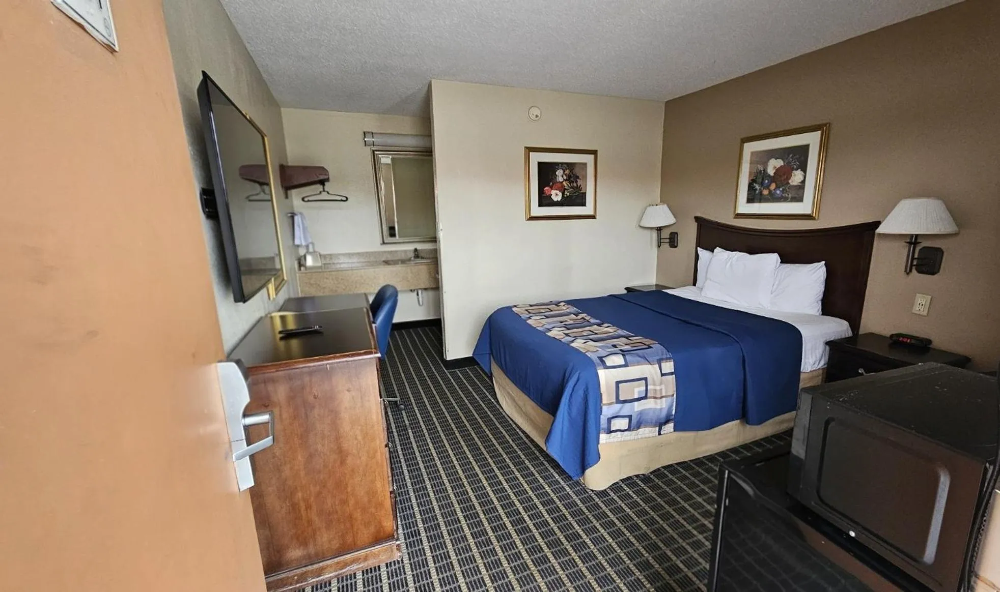 Bed in Americas Best Value Inn Mount Vernon