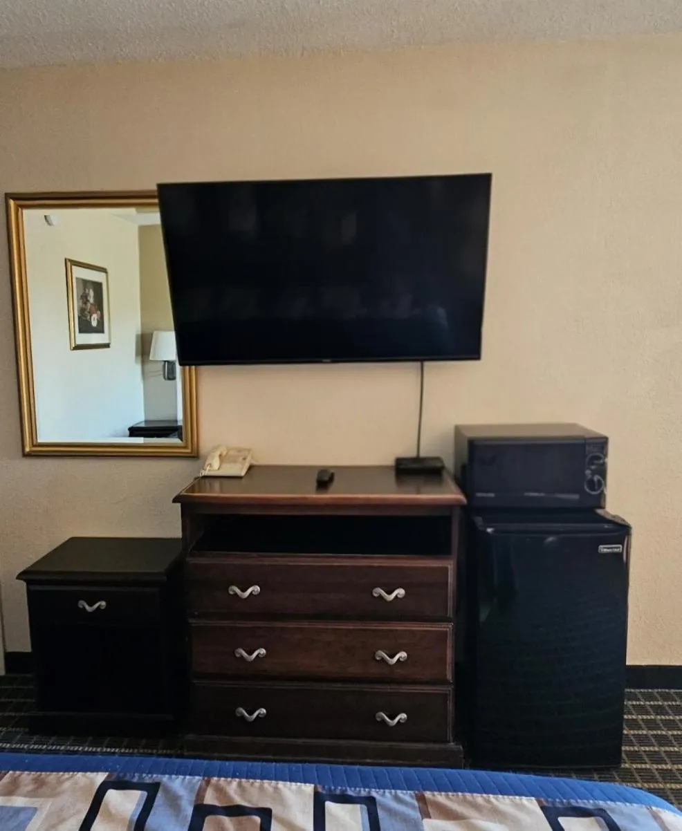 TV and multimedia in Americas Best Value Inn Mount Vernon