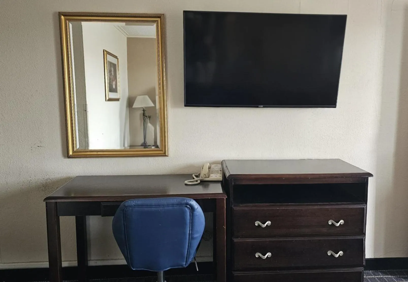 TV and multimedia in Americas Best Value Inn Mount Vernon