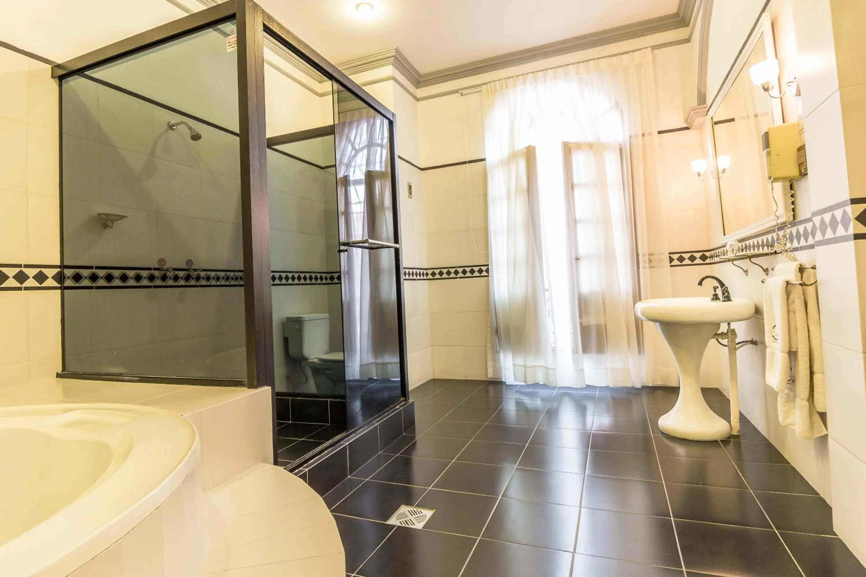 Shower in Capital Plaza Hotel