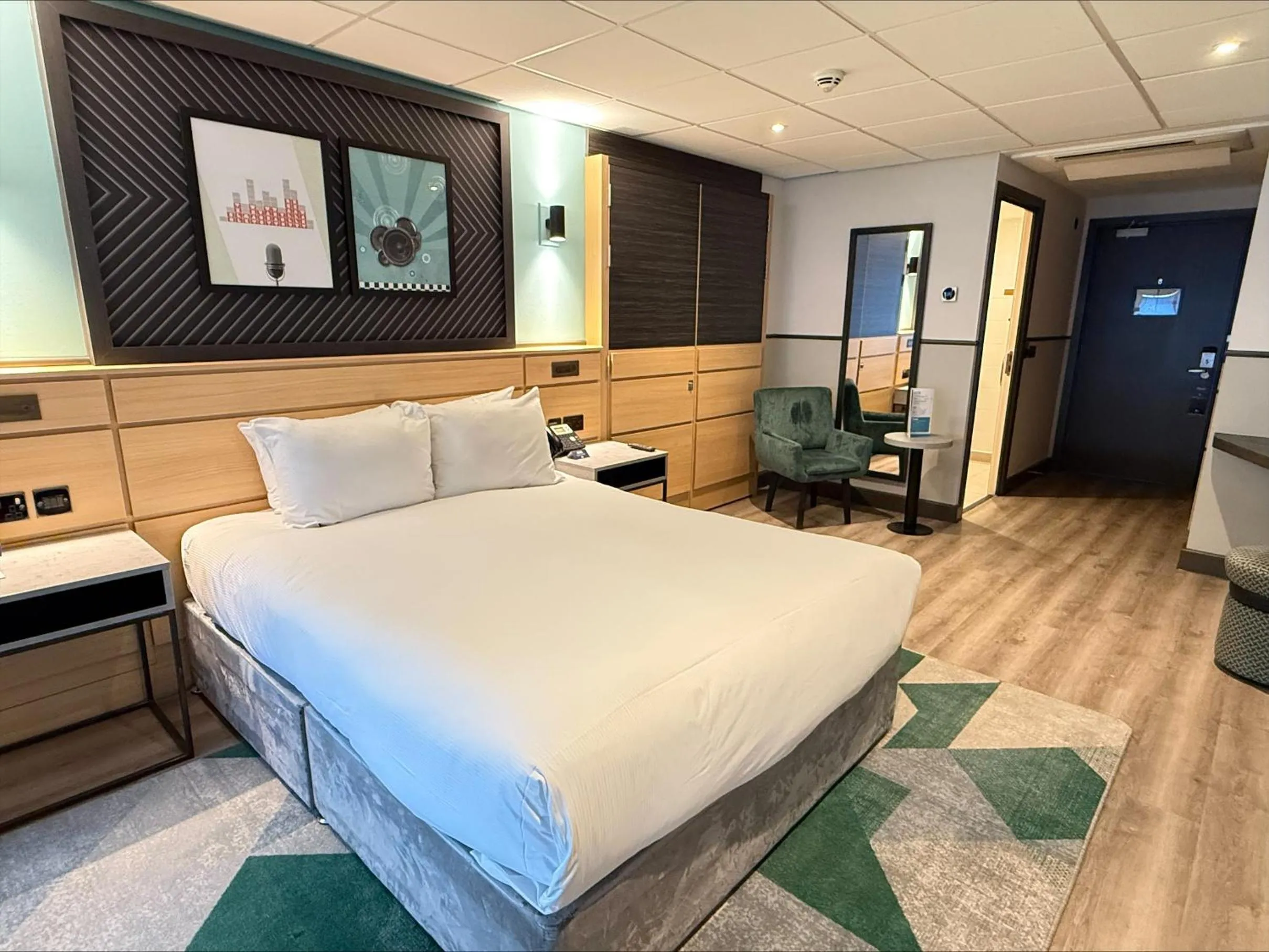 Bedroom, Bed in DoubleTree by Hilton Coventry Building Society Arena