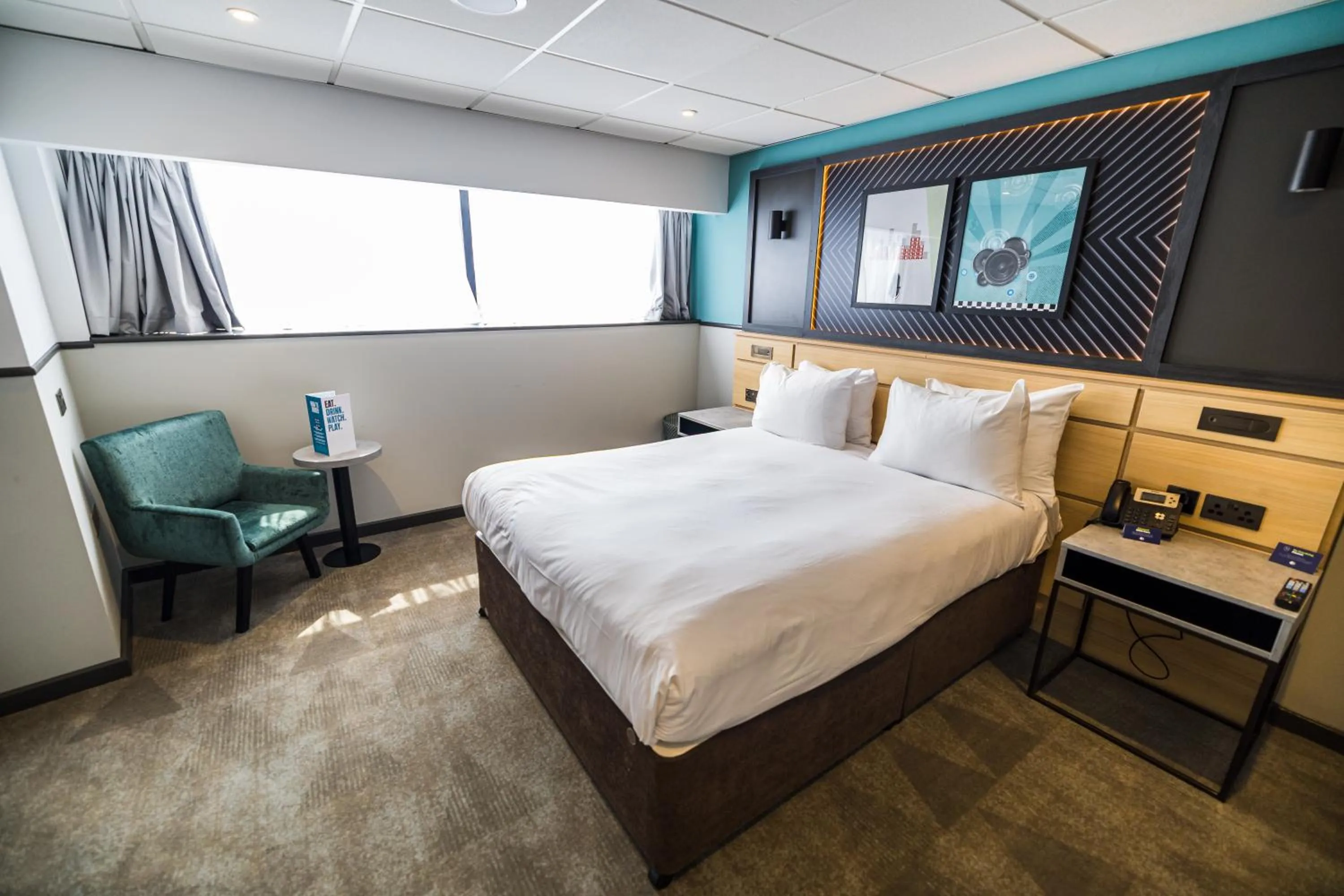 Bedroom, Bed in DoubleTree by Hilton Coventry Building Society Arena