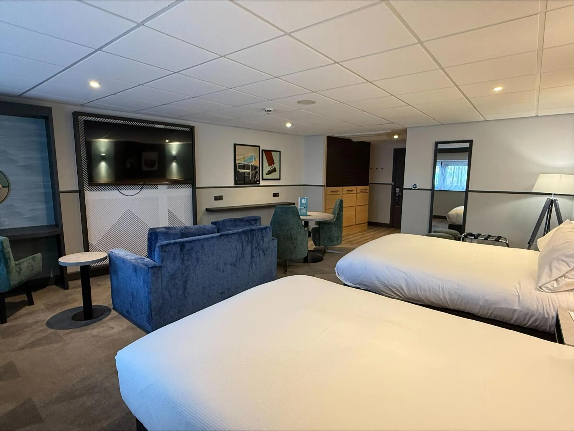 Bedroom, Bed in DoubleTree by Hilton Coventry Building Society Arena