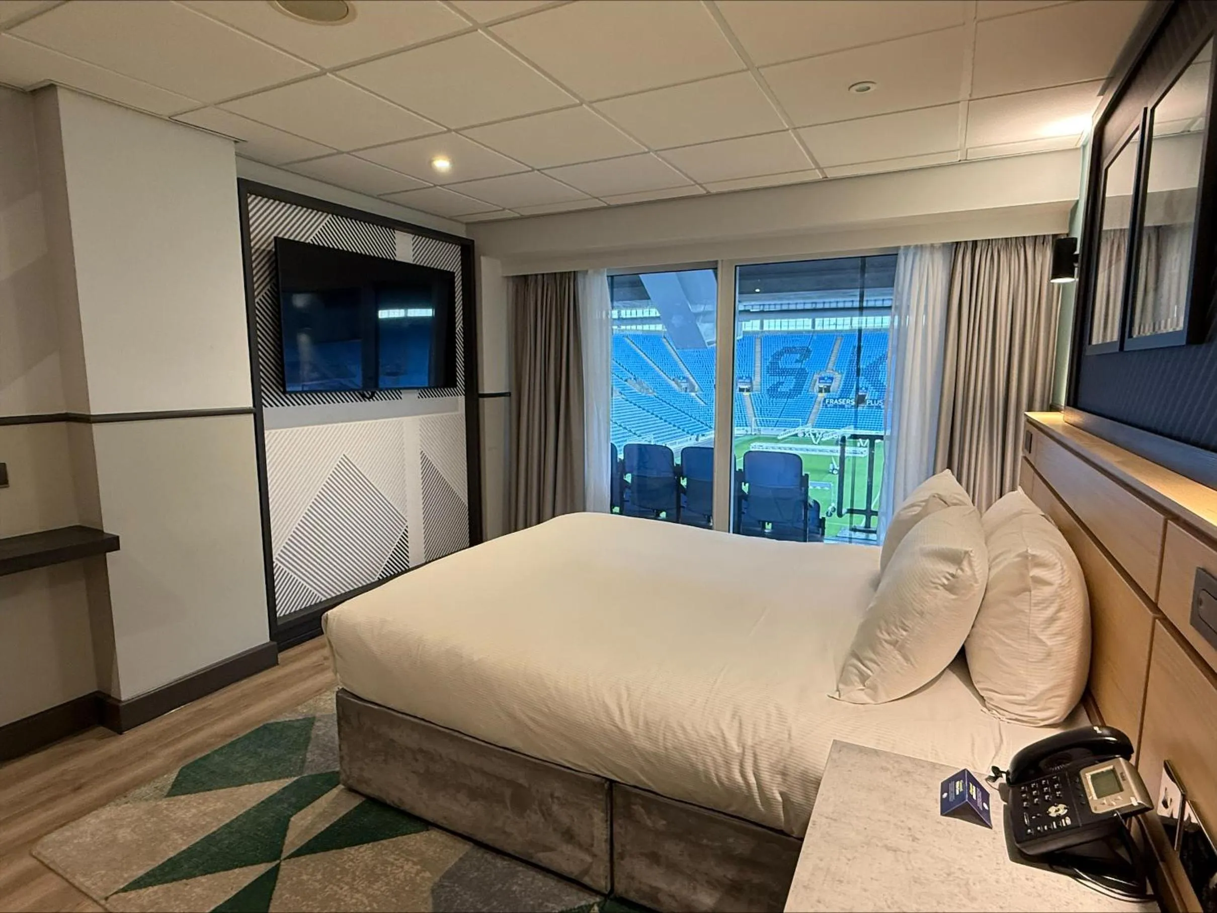 Bedroom, Bed in DoubleTree by Hilton Coventry Building Society Arena