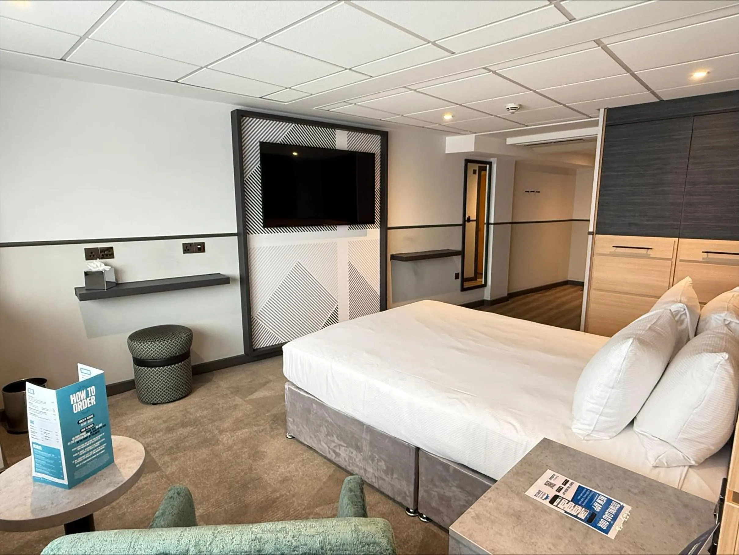 Bedroom, Bed in DoubleTree by Hilton Coventry Building Society Arena