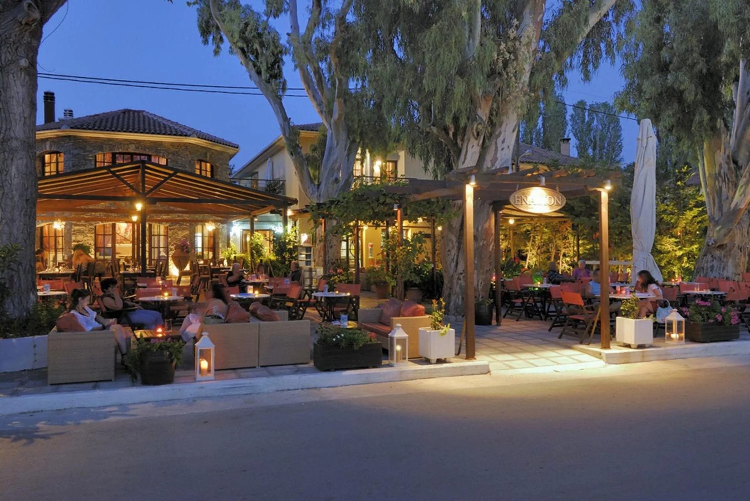 Restaurant/places to eat in Enalion Hotel