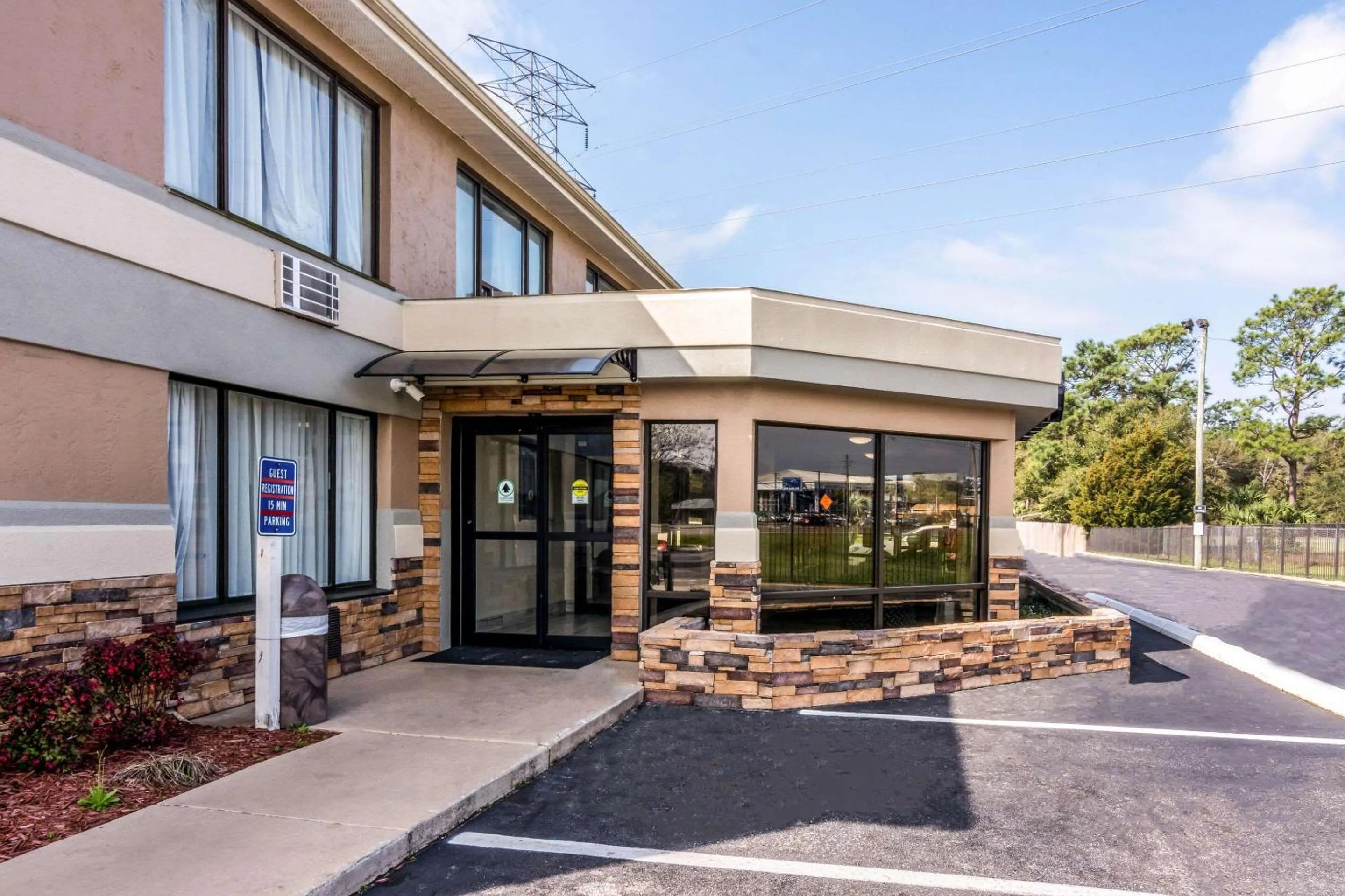 Property building in Quality Inn Pensacola North