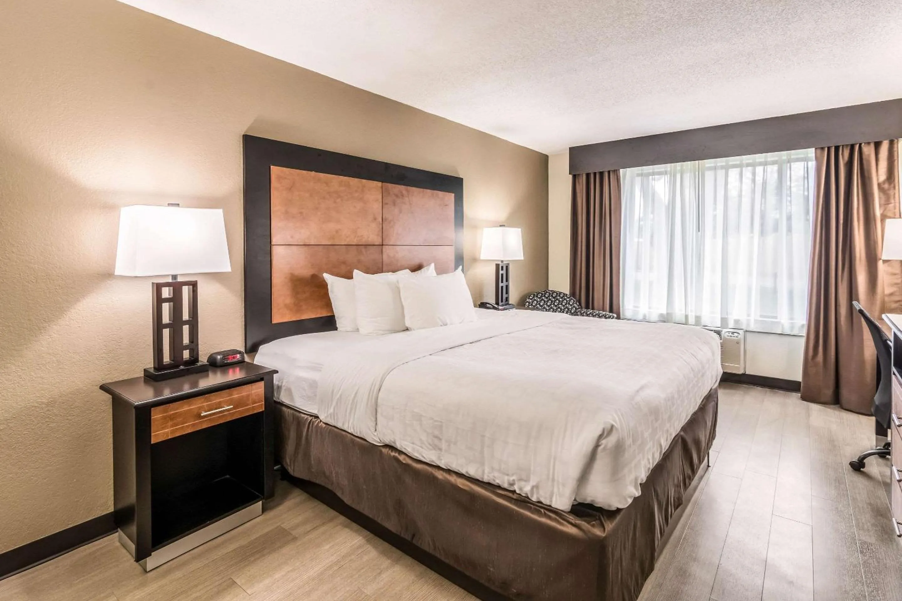 Bed in Quality Inn Pensacola North