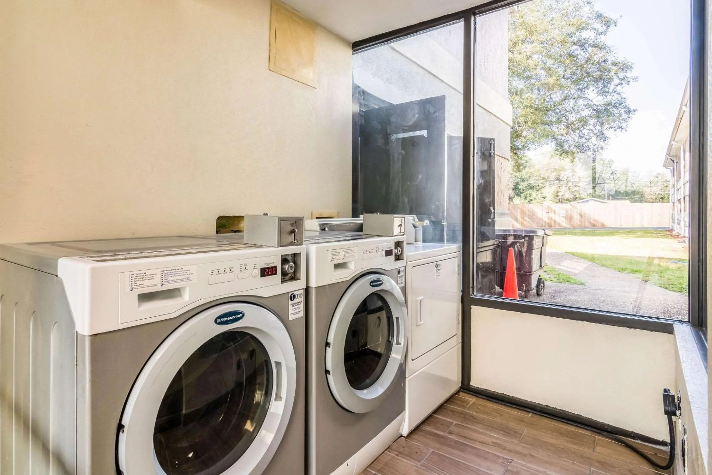 washing machine in Quality Inn Pensacola North