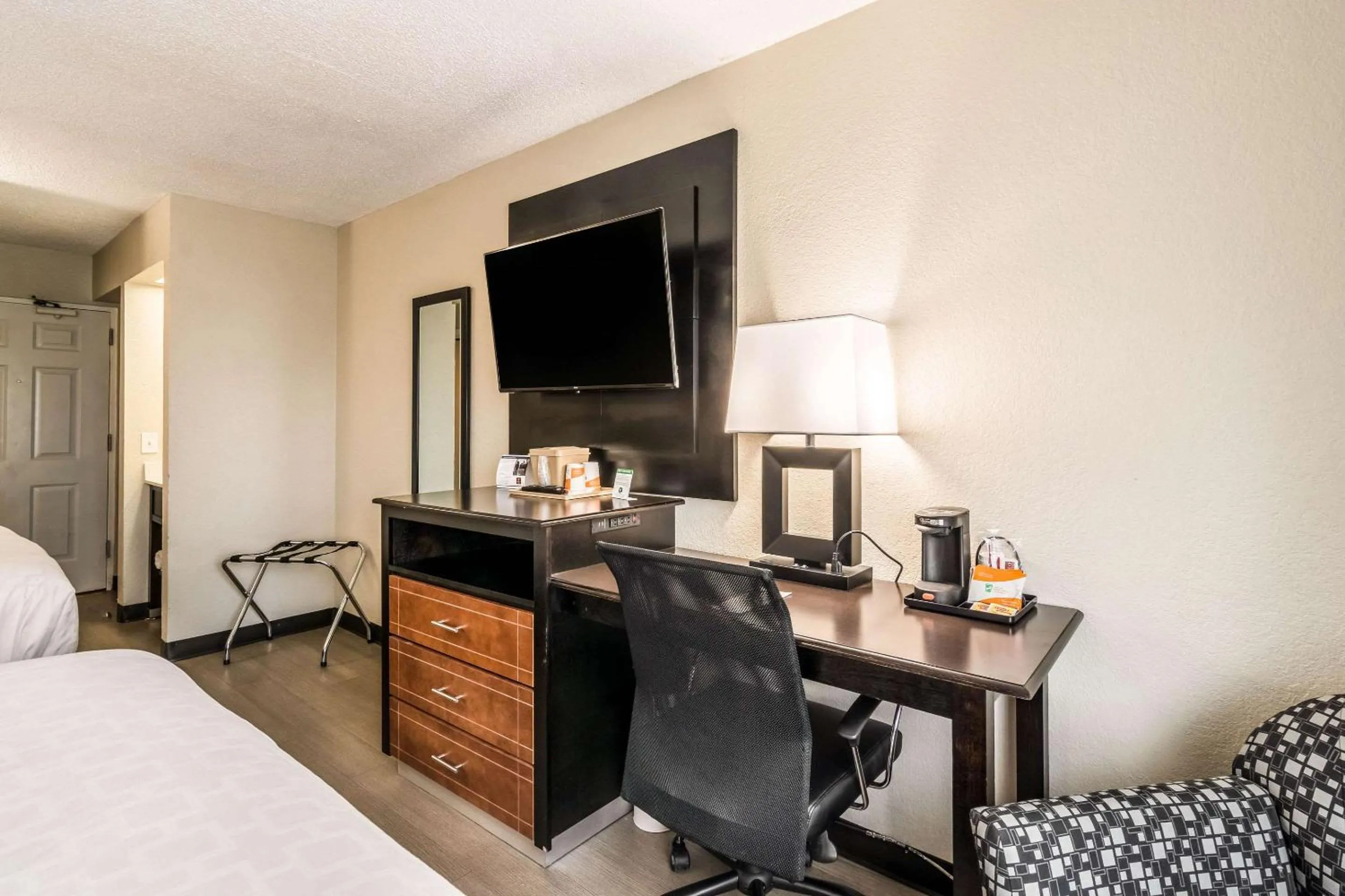 Bed in Quality Inn Pensacola North