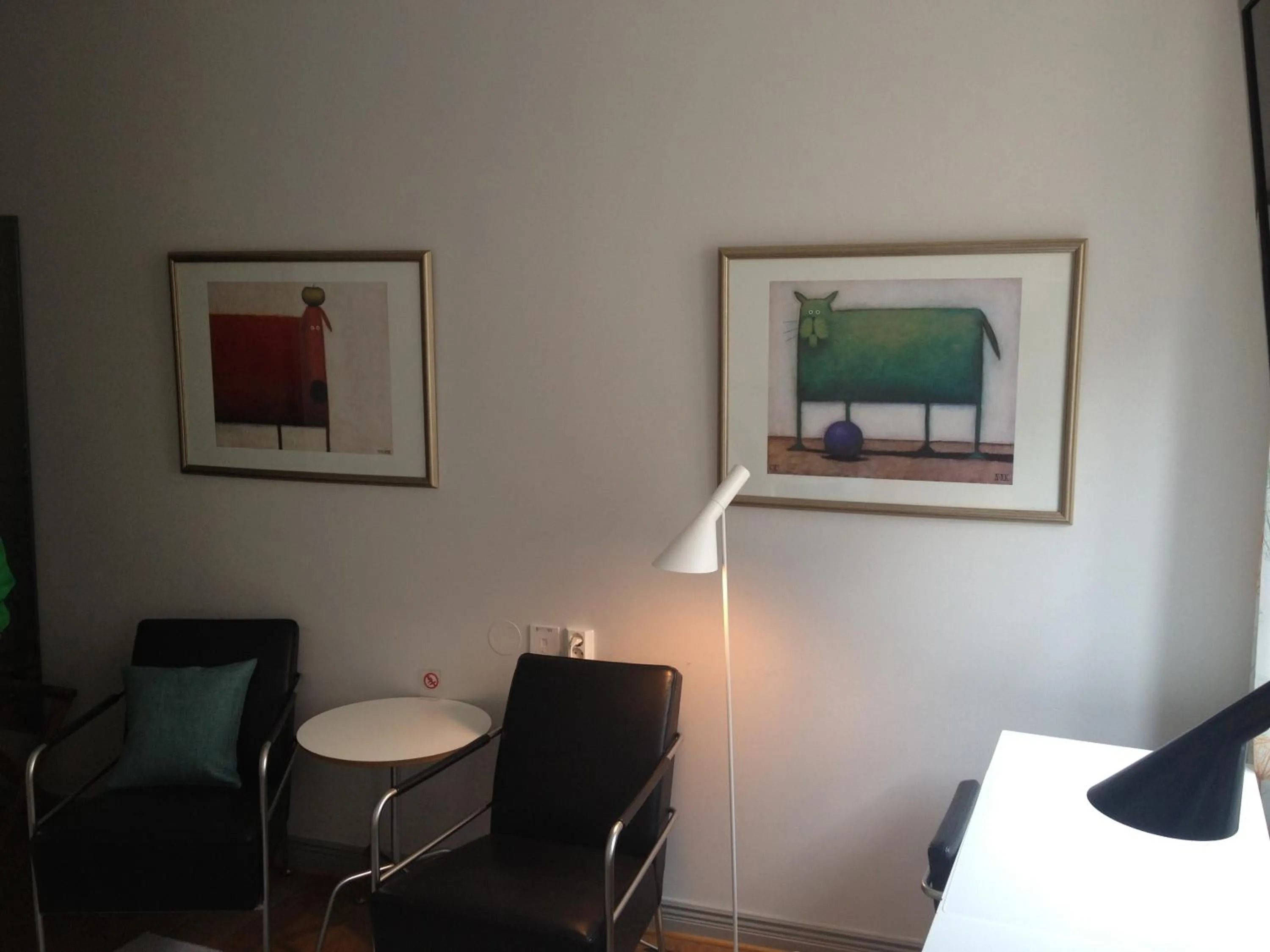 Seating area, Bed in Hotell Oskar