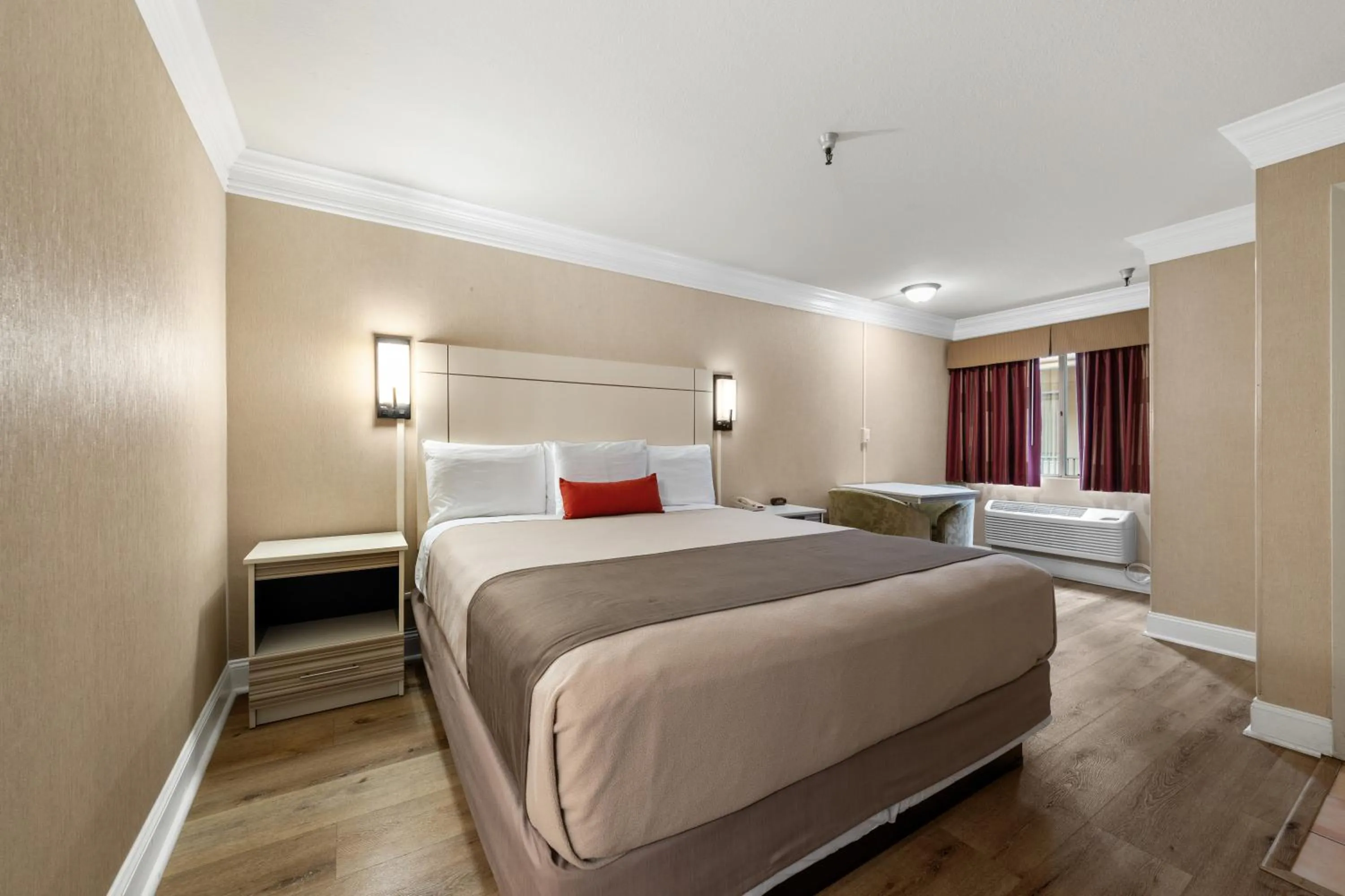 Bed in Americas Best Value Inn San Clemente Beach