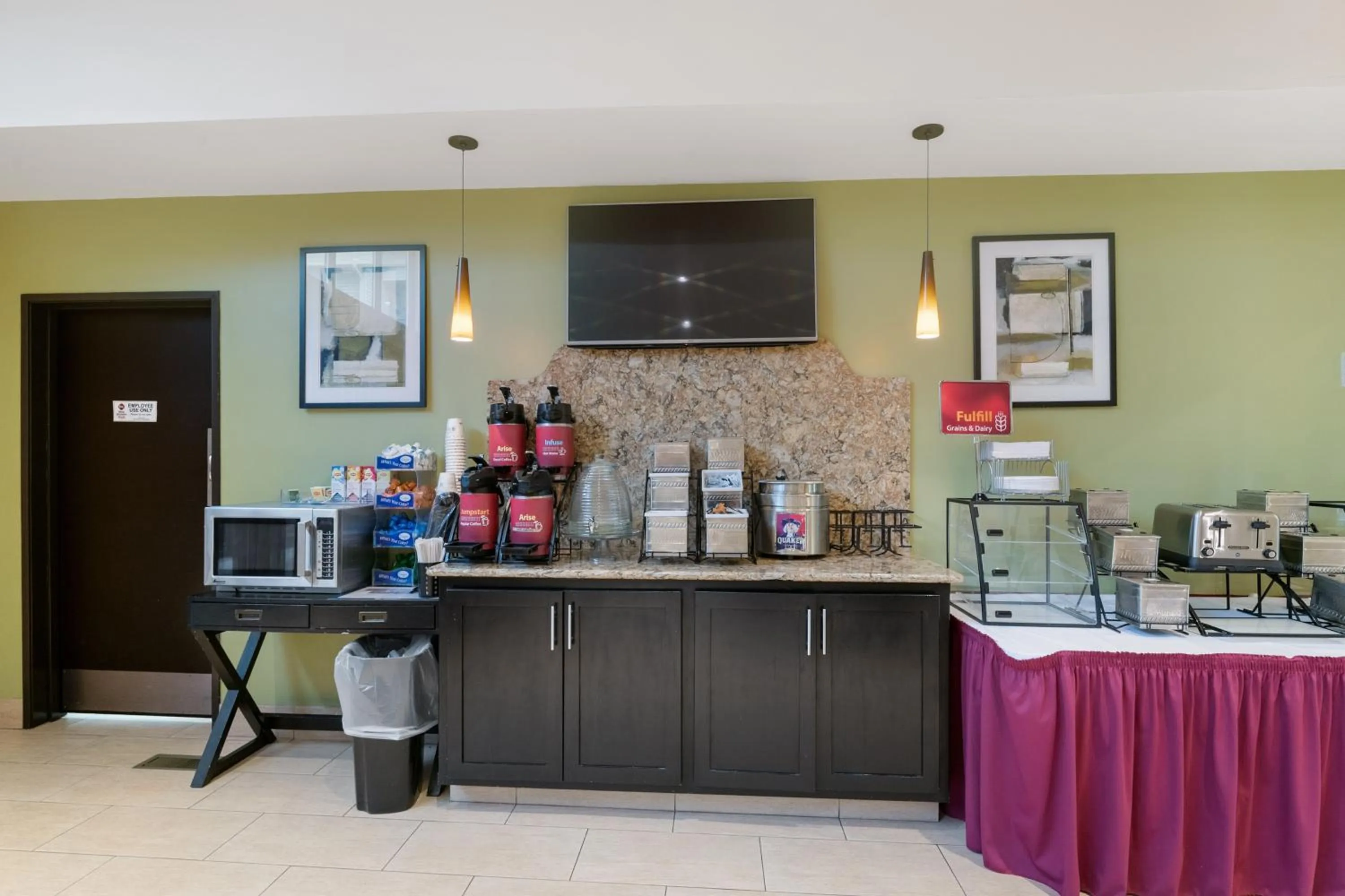 Coffee/tea facilities in Antioch Hotel & Suites