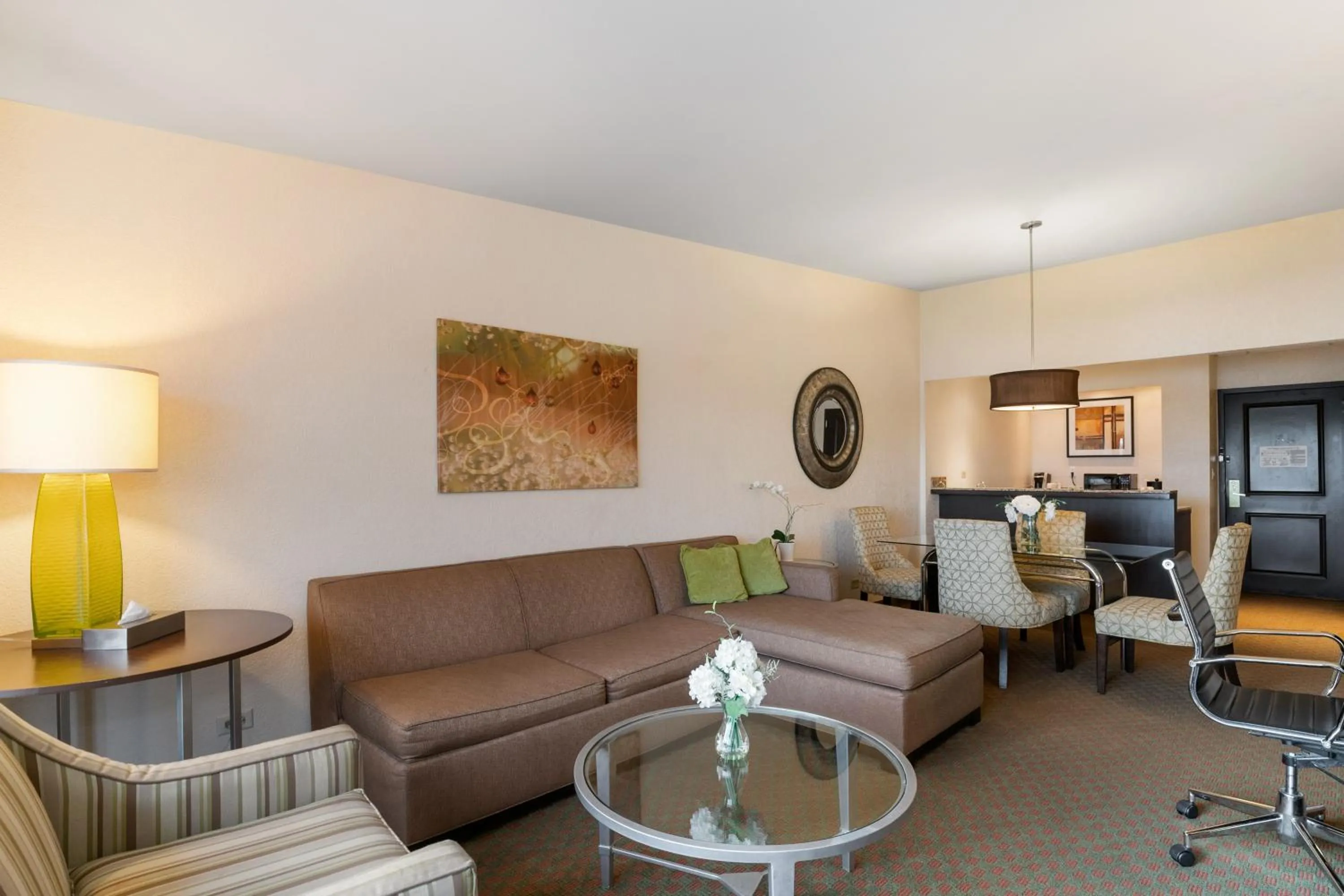 Living room in Antioch Hotel & Suites