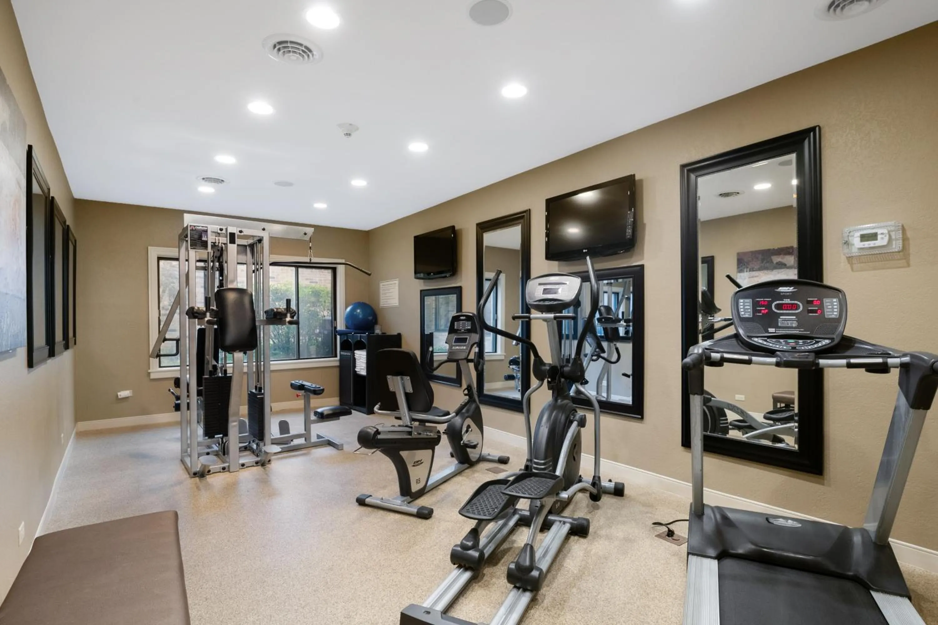 Fitness centre/facilities in Antioch Hotel & Suites