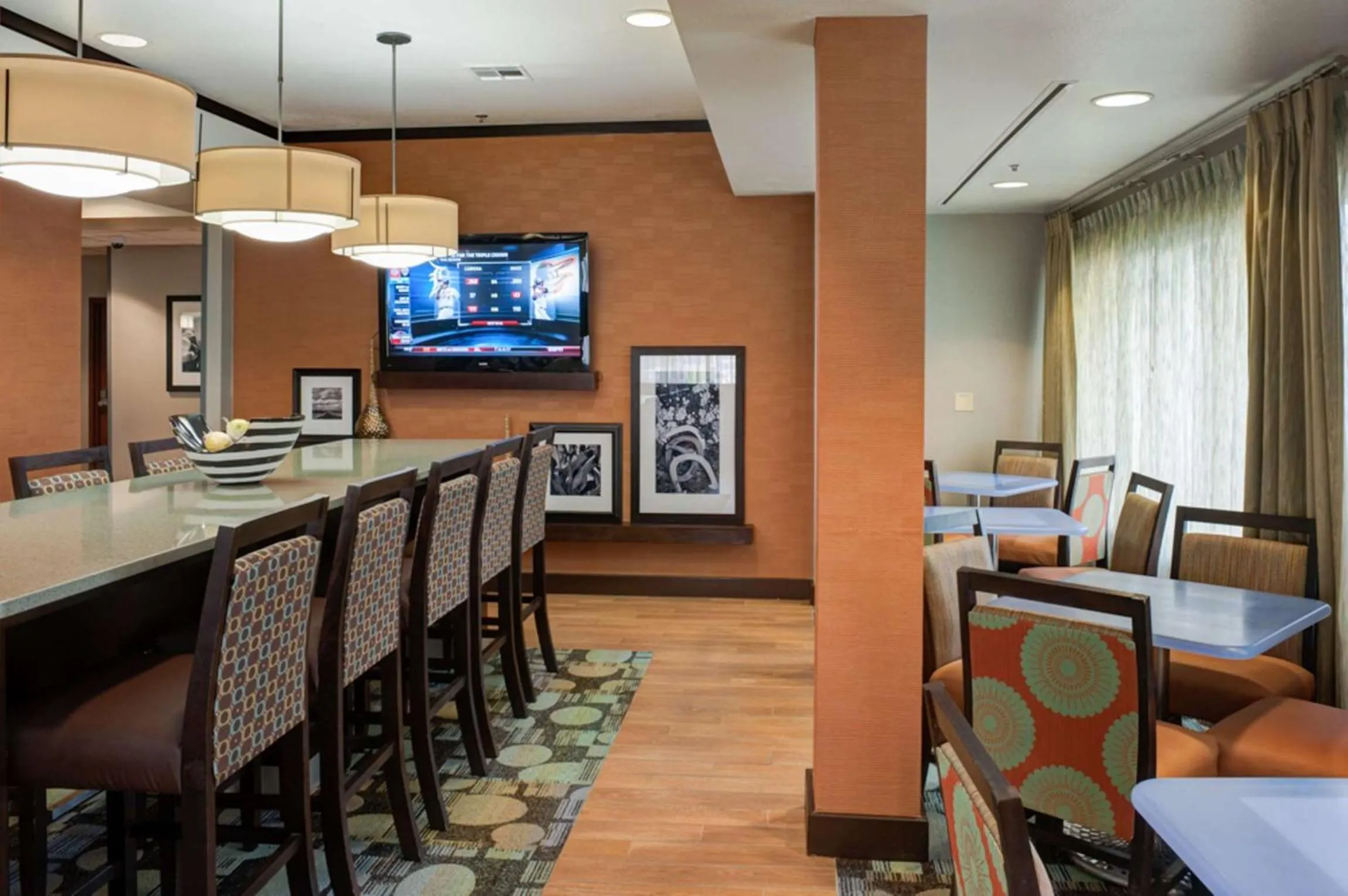 Dining area in Hampton Inn Tulsa Sand Springs