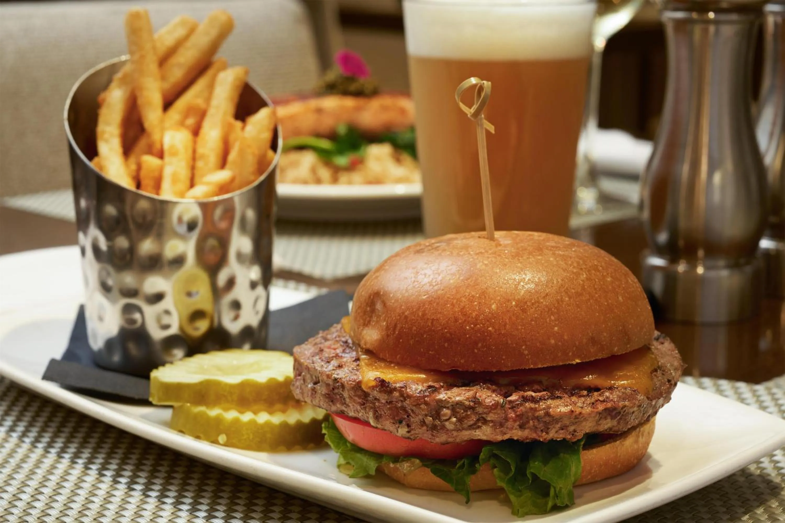 Dining area in Hilton Washington DC/Rockville Hotel & Executive Meeting Center