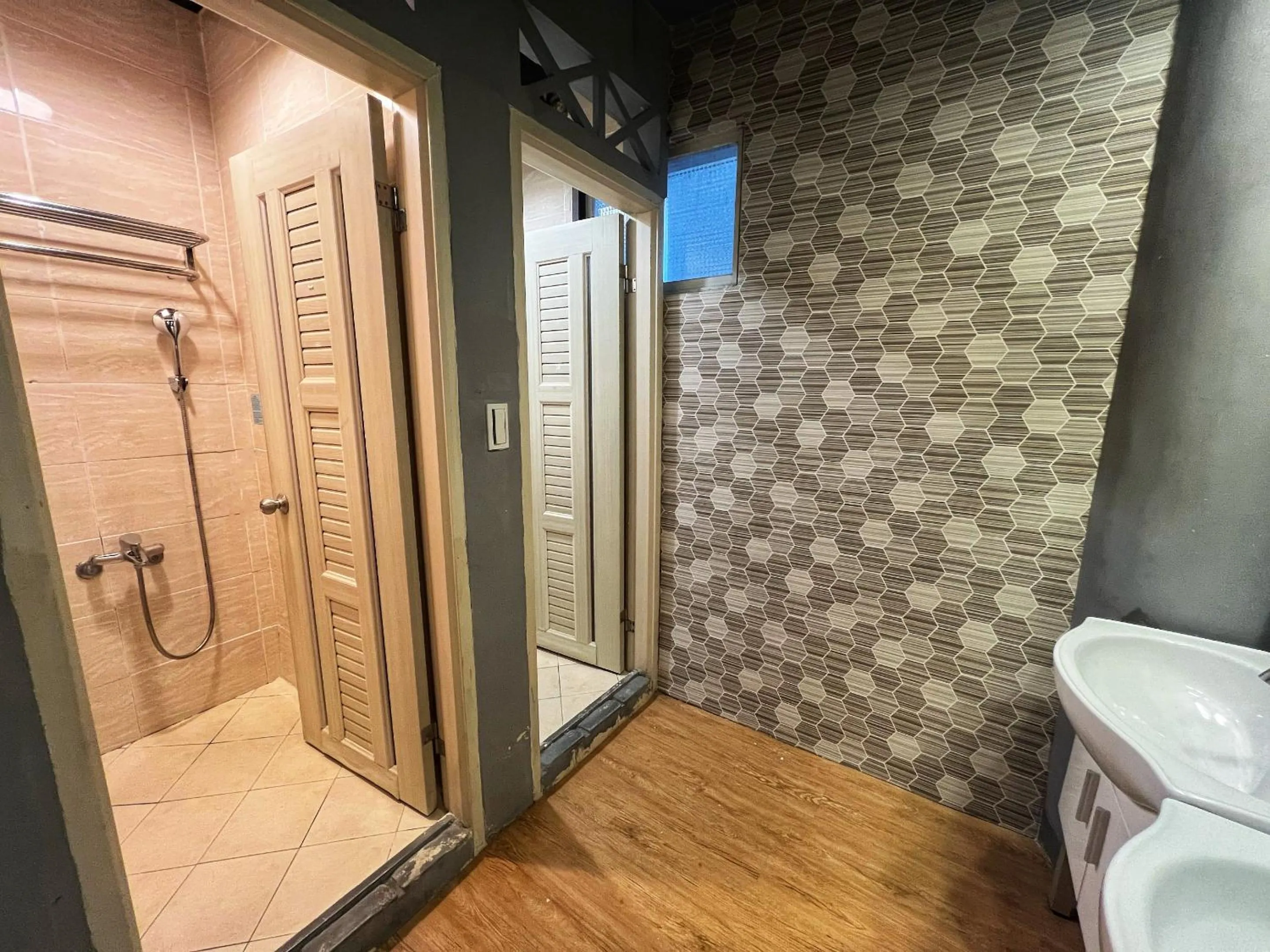 Shower in Mu-In Hotel