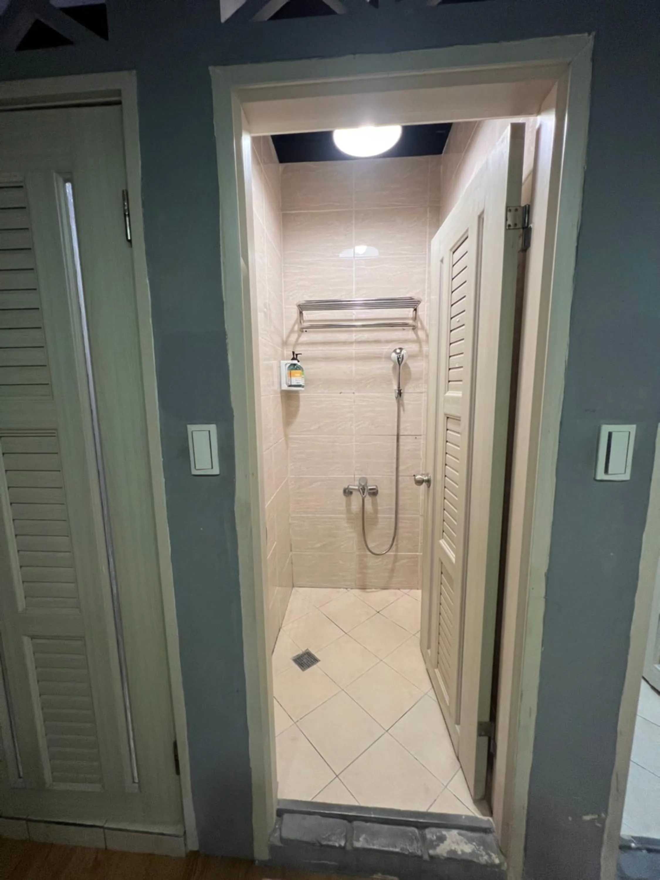 Shower in Mu-In Hotel