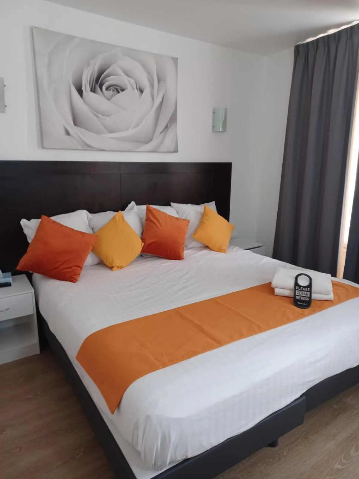 Bedroom, Bed in Hôtel de Bordeaux