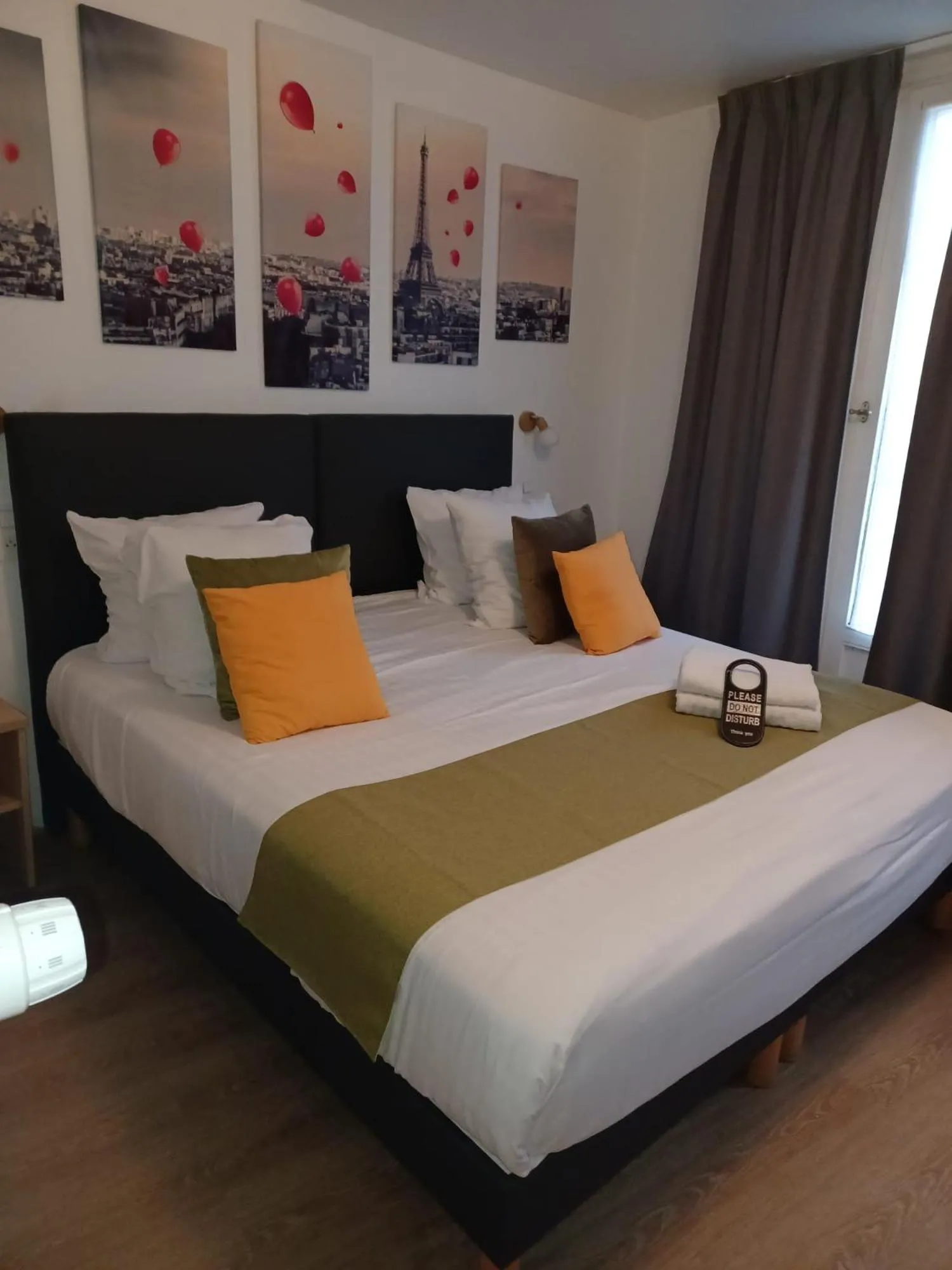 Photo of the whole room, Bed in Hôtel de Bordeaux