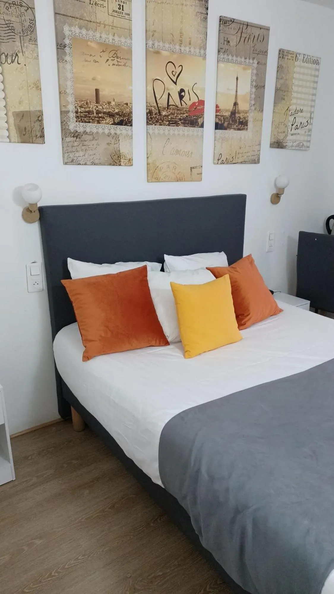 Bed in Hôtel de Bordeaux