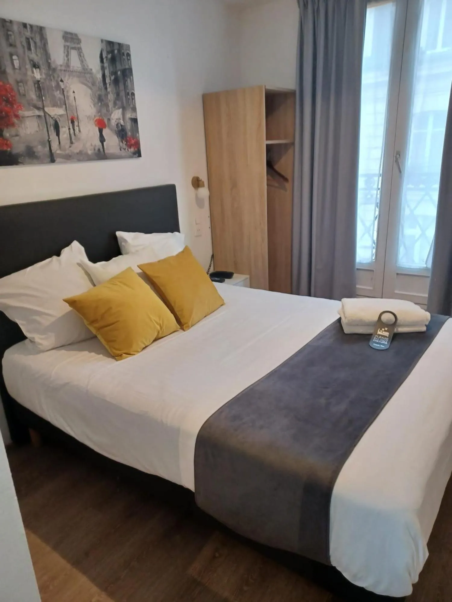 Bed in Hôtel de Bordeaux