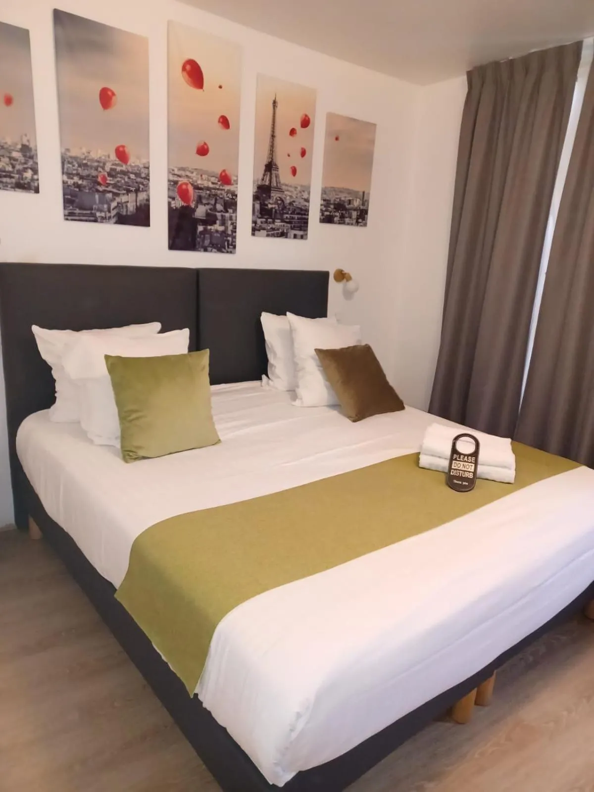 Bed in Hôtel de Bordeaux