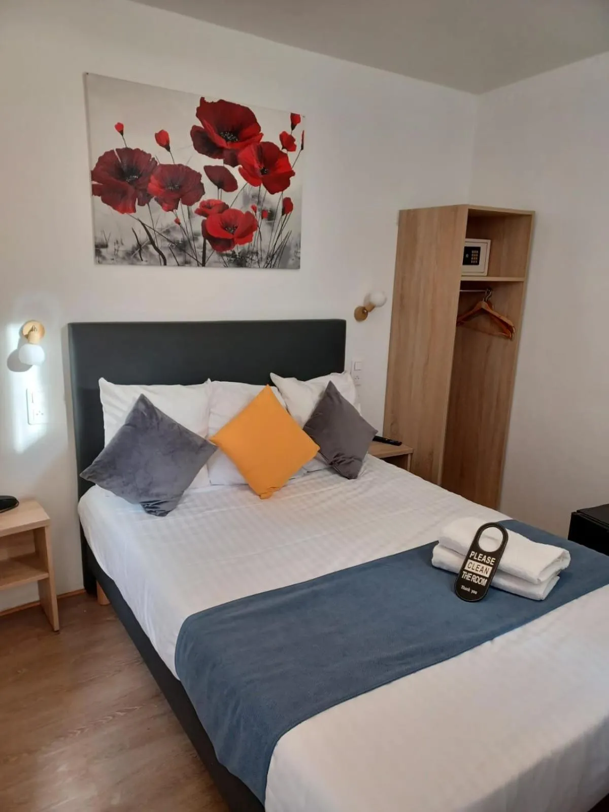 Bedroom, Bed in Hôtel de Bordeaux