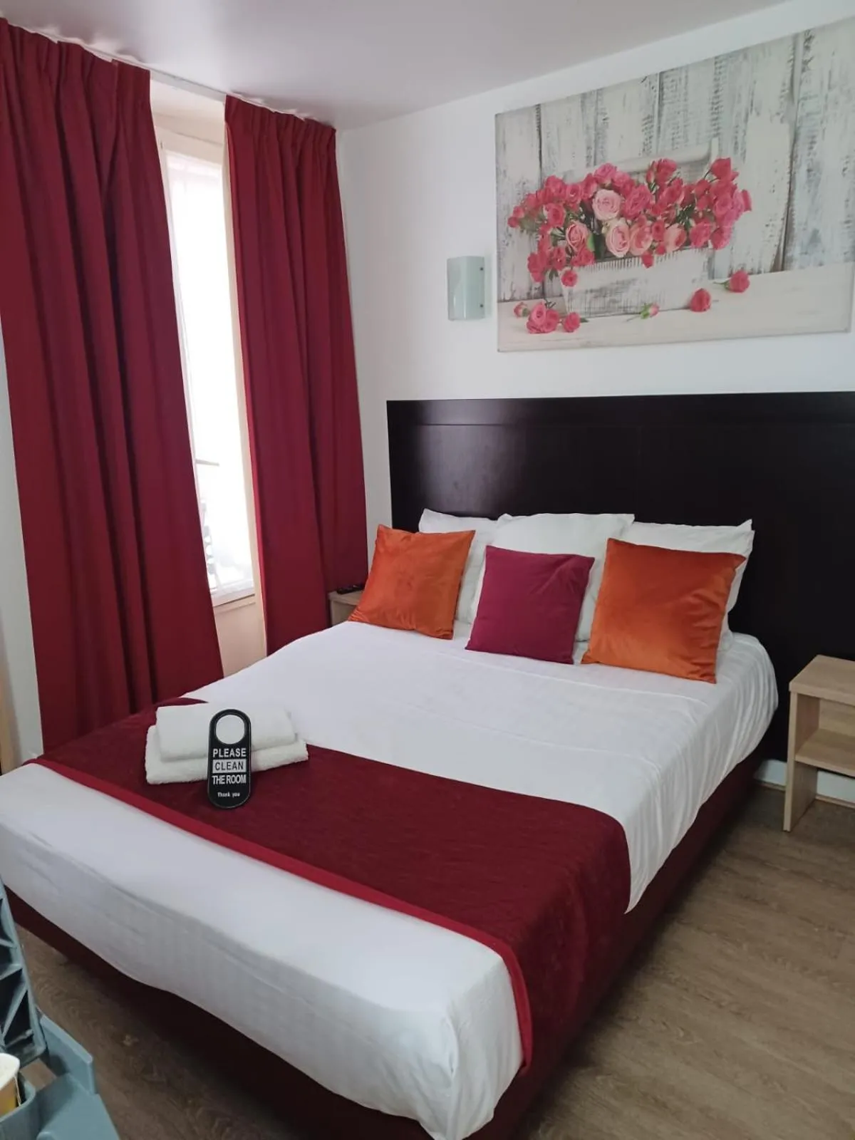 Bed in Hôtel de Bordeaux