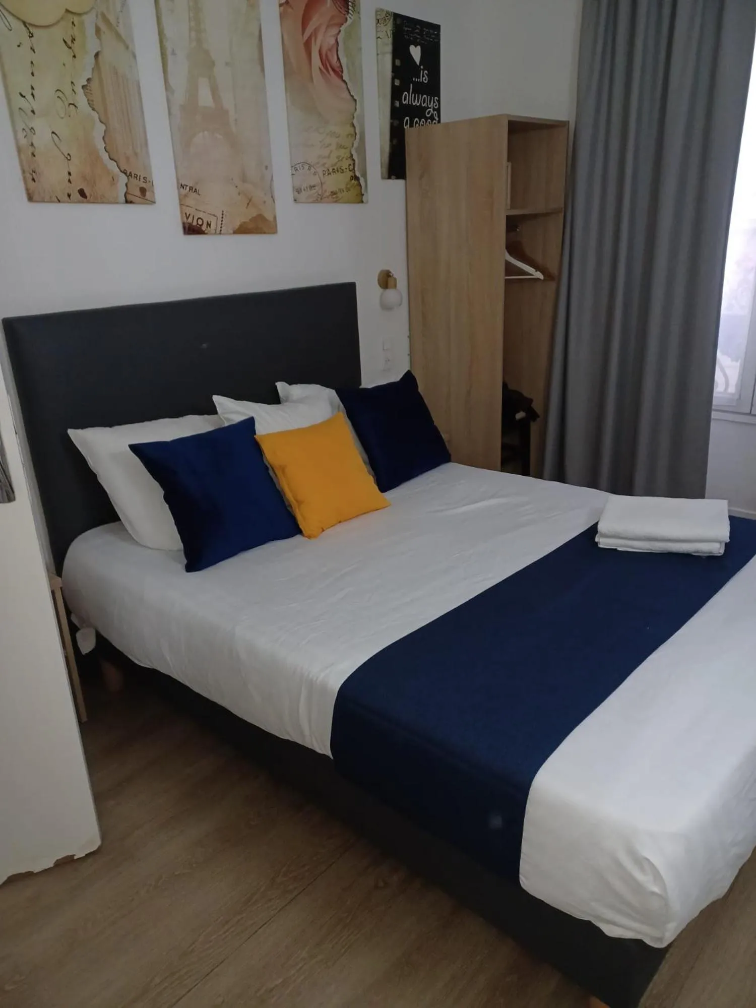 Bedroom, Bed in Hôtel de Bordeaux