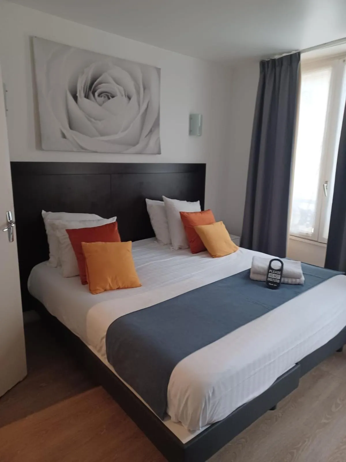 Bed in Hôtel de Bordeaux
